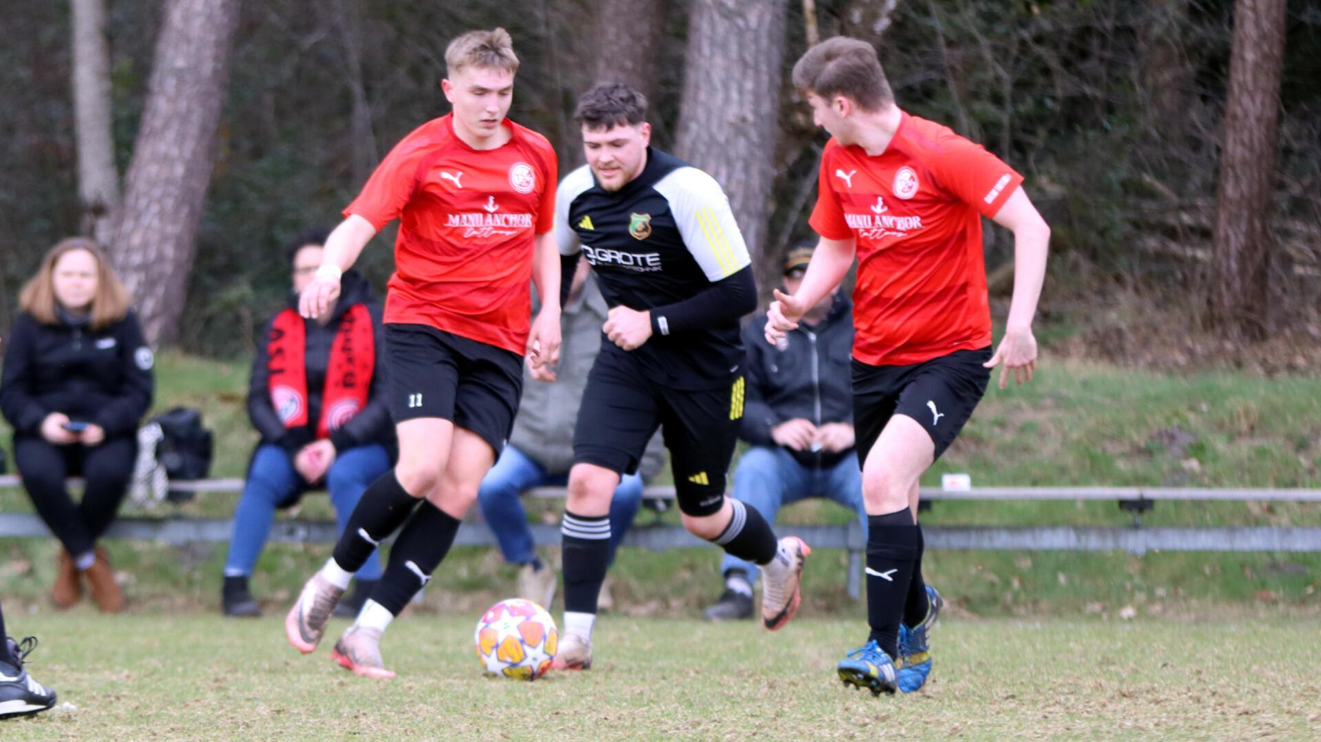 Im Auswärtsspiel beim Heeslinger SC III ließ der TSV Gnarrenburg nichts anbrennen. Offensivspieler Jendrik Renken (links) traf zum 4:0-Endstand.