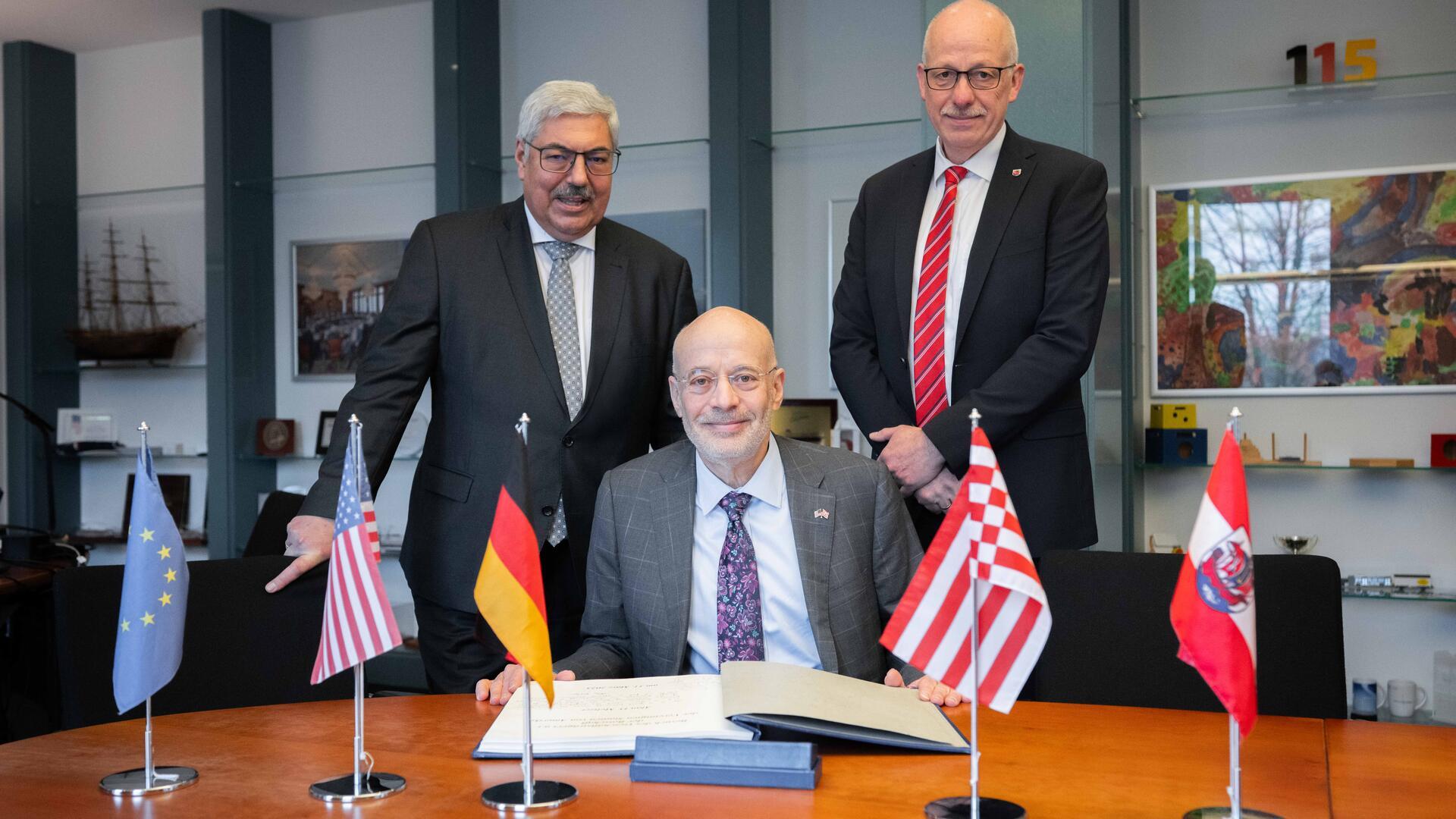 Im Beisein von Oberbürgermeister Melf Grantz (links) und Stadtverordnetenvorsteher Torsten von Haaren (rechts) trug sich der geschäftsführende US-Botschafter Alan Meltzer ins Goldene Buch der Stadt Bremerhaven ein.