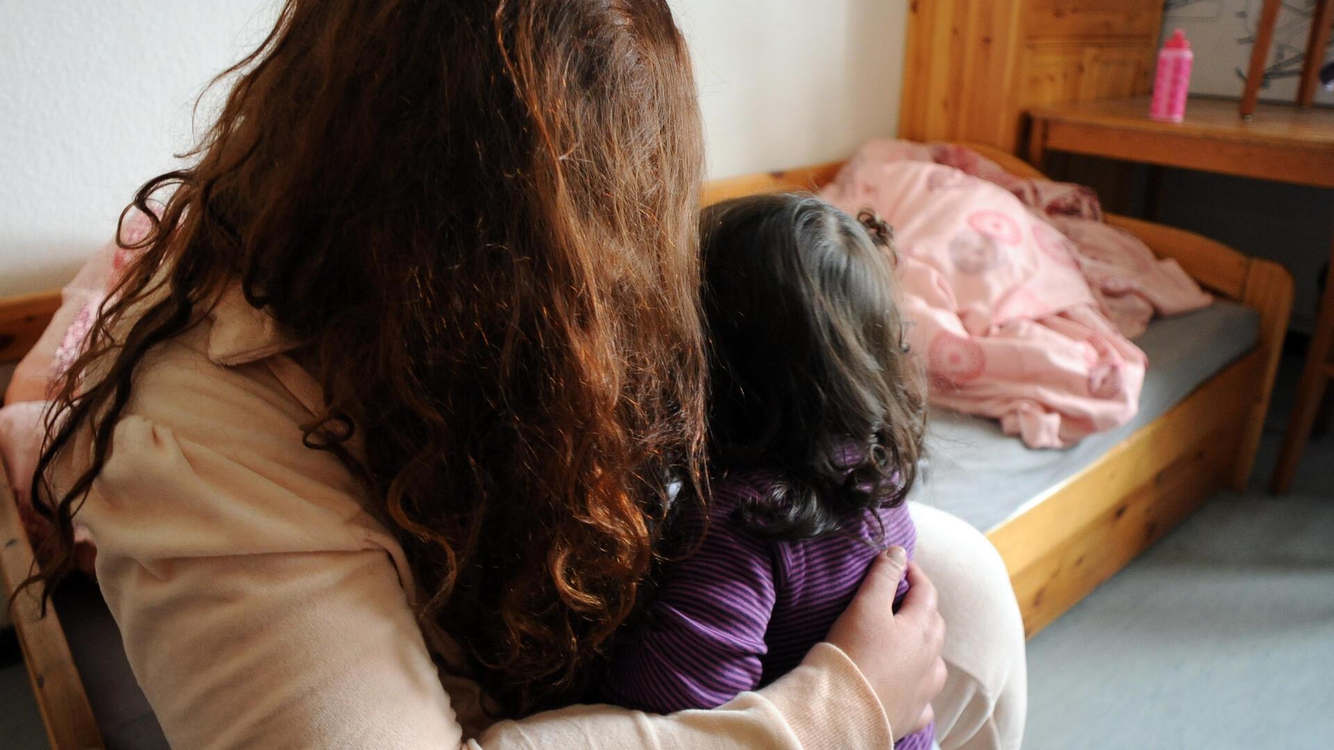 Im Frauenhaus Bremerhaven müssen regelmäßig Frauen und Kinder abgewiesen werden. Der beschlossene Ausbau auf 30 Plätze lässt weiter auf sich warten  Mit Blick auf die Haushaltsbefassung in der Stadtverordnetenversammlung am Donnerstag richtet die ZGF einen dringenden Appell an die Politik.