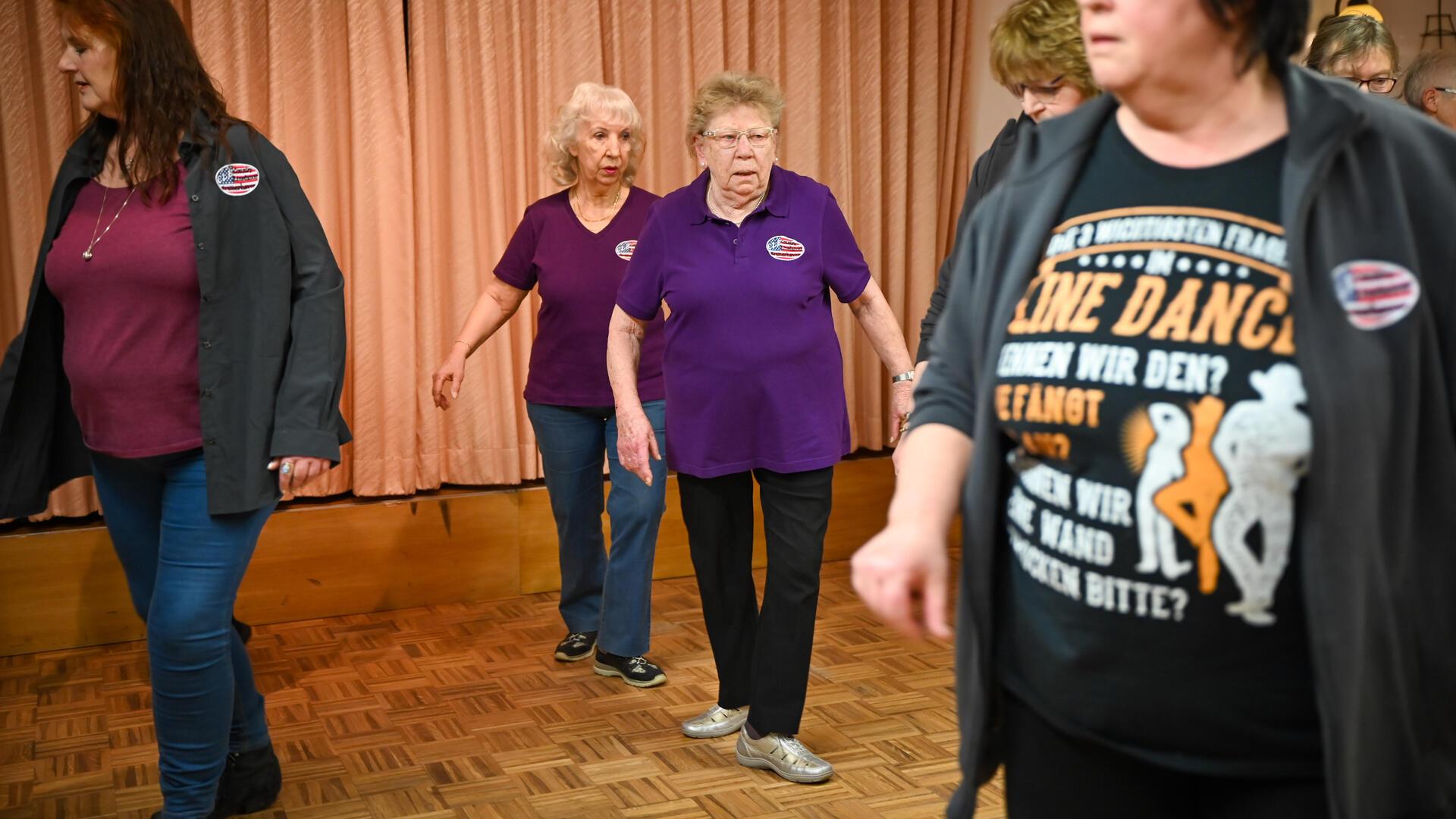Im Bremerhavener Seniorentreff "Kogge" wird Linedance getanzt. Sehr zur Freude der 100jährigen Hilde Tscharntke (Mitte, in Lila) und Trainerin Peggy Henker (links neben ihr).