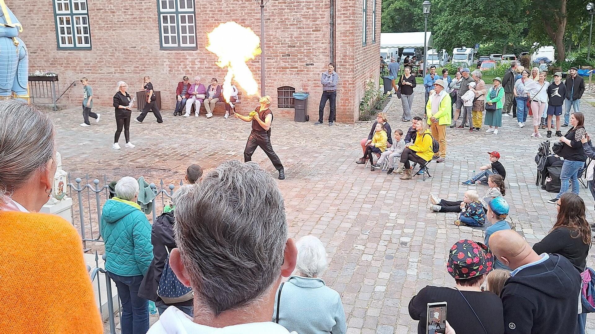 Feuerschlucker vor der Burg.