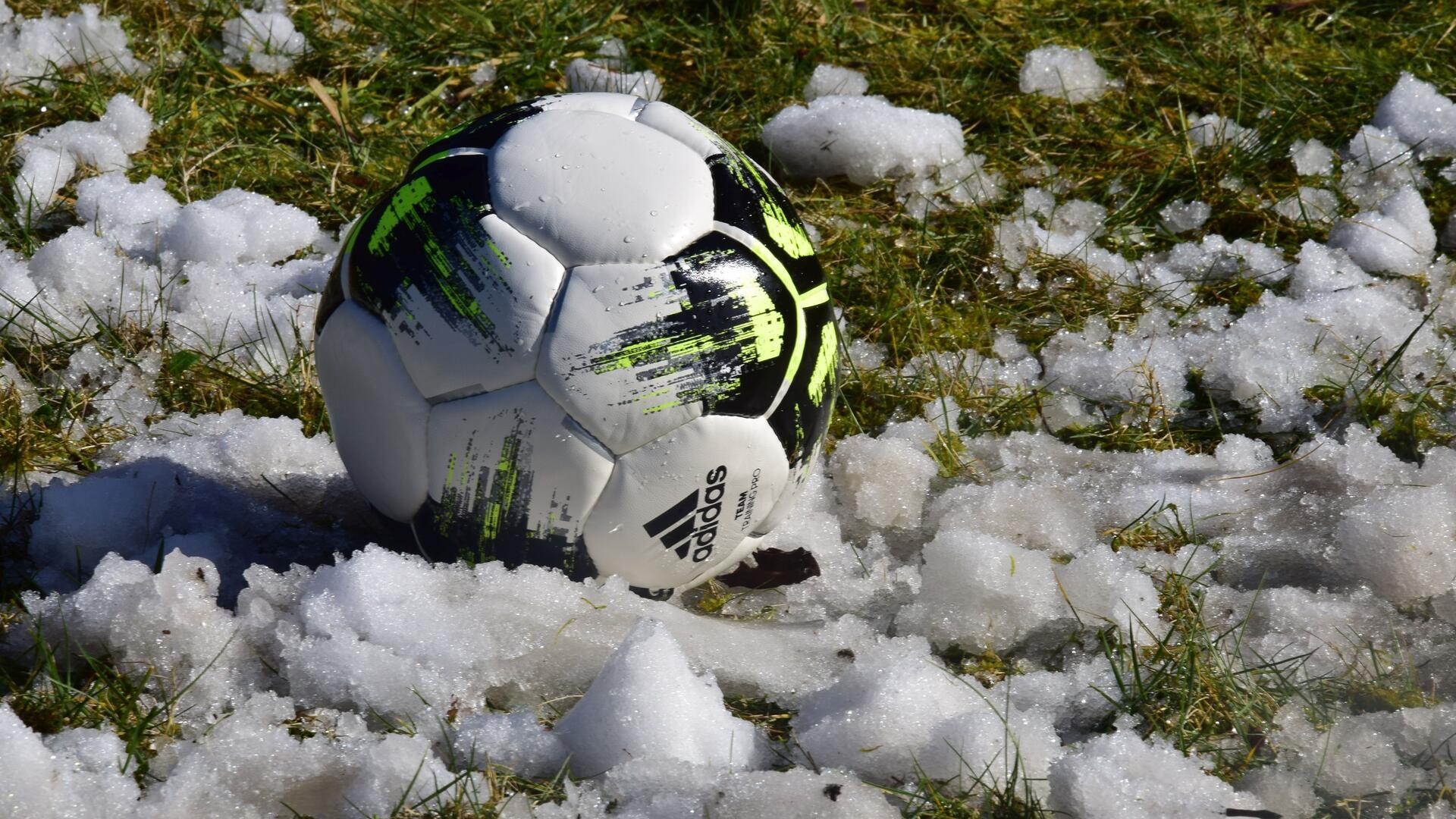 Ball im Schnee