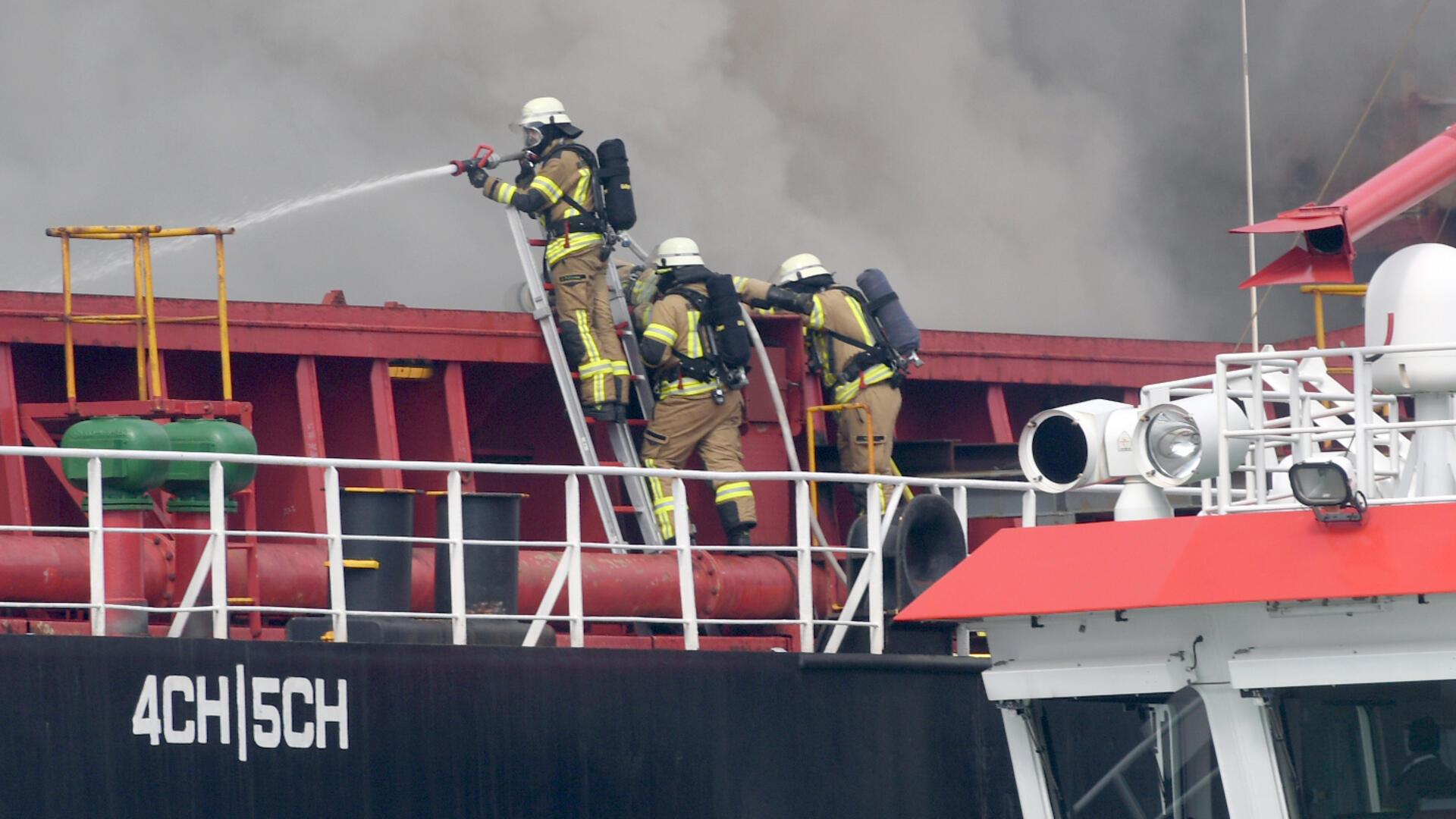 Einer der letzten großen Einsätze im Hafen von Bremerhaven: Im Frühjahr 2022 musste die Feuerwehr tagelang einen Brand von Bord des Frachter „Lascombes“ löschen. 