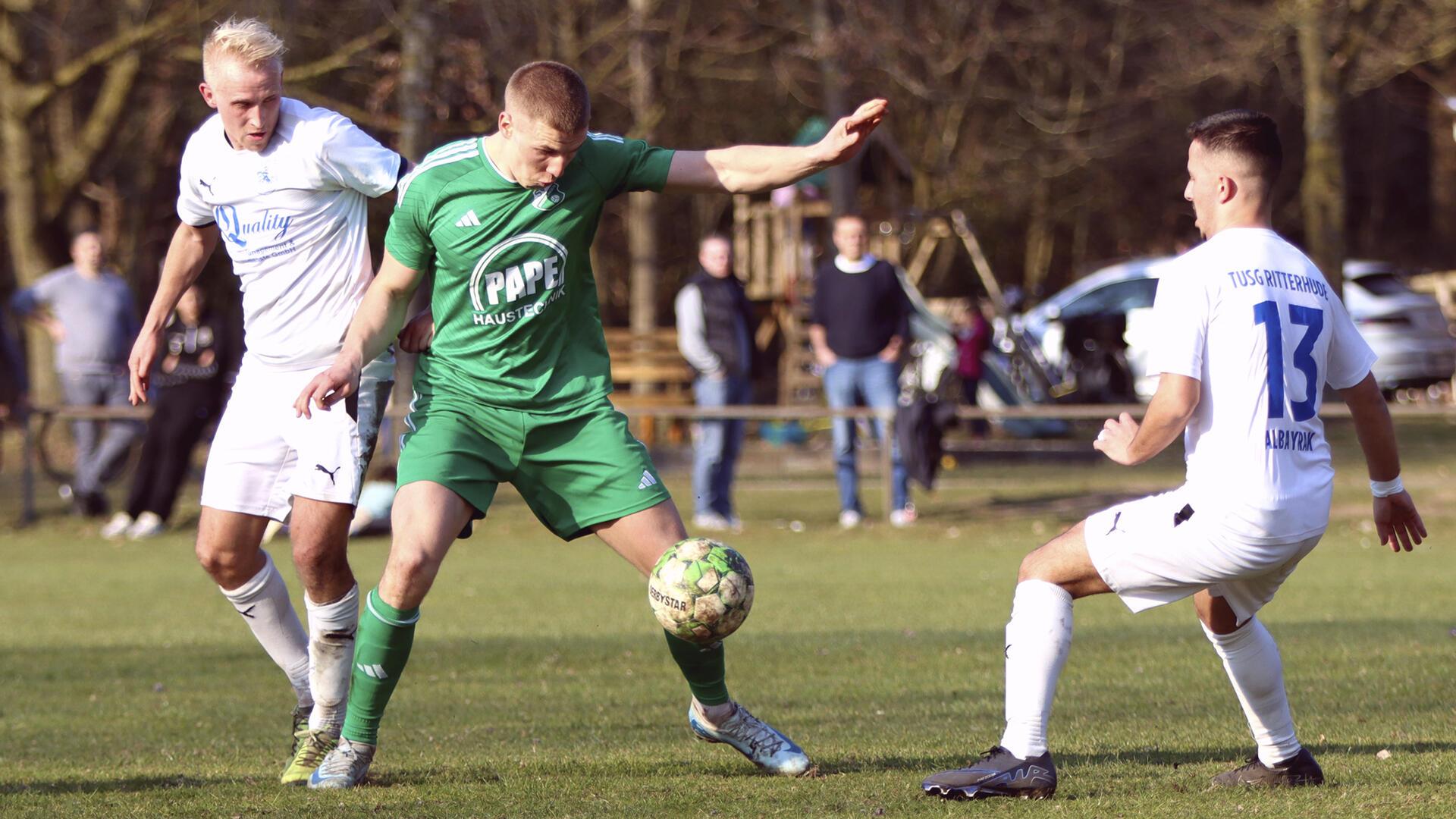 Im Hinspiel erzielte Janis Sperling (Mitte) das späte 1:1. Derzeit spielt er beim SV eine starke Rolle als Sechser.