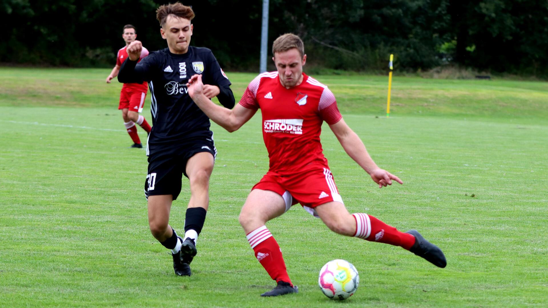Im Hinspiel im vergangenen September in Bevern unterlag der heimische TSV (hier mit Kleodis Barsaku, links) gegen Spitzenreiter MTSV Selsingen (mit Rouven Metscher, rechts) mit 0:1. Am Sonntag steigt das Rückspiel in Selsingen.
