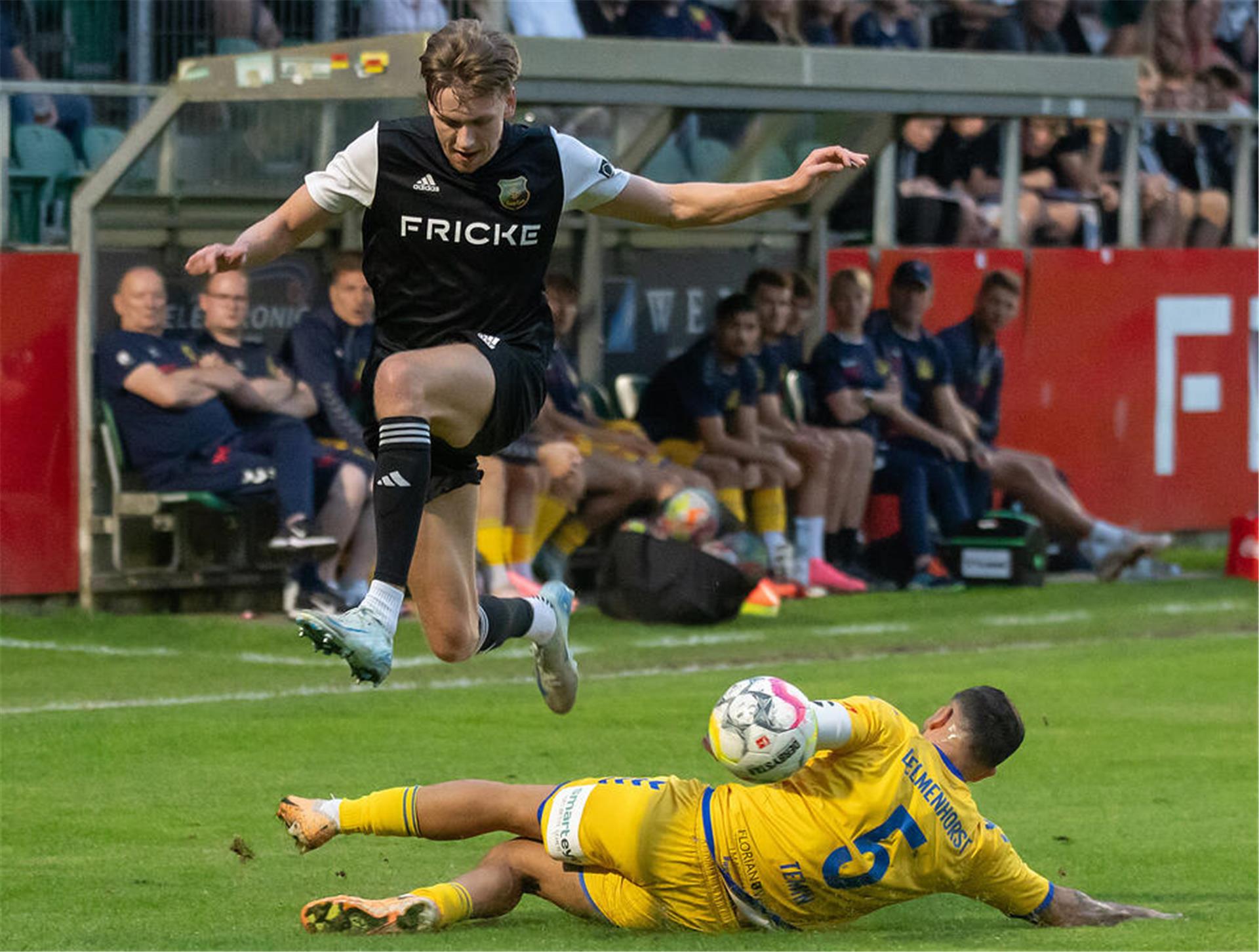 Im Hinspiel lieferten sich Atlas Delmenhorst und der Heeslinger SC, hier mit Eric Köhler, ein Duell auf Augenhöhe. Auf einen ähnlich starken Auftritt hofft HSC-Coach Malte Bösch auch beim Rückspiel in Delmenhorst.