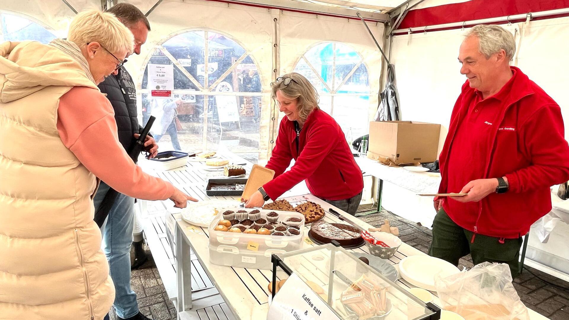 Im Horstschäfer-Zelt verkauften Tatjana Heinrichs und Jürgen Oerding fleißig Kaffee und Kuchen. Auch Tanja und Bernd Mühlmann unterstützen die Spendenaktion für den Natur- und Waldkindergarten, der in diesem Jahr sein 20-jähriges Jubiläum feiert. Sie ließen sich die selbstgebackenen Torten und Kuchen schmecken.