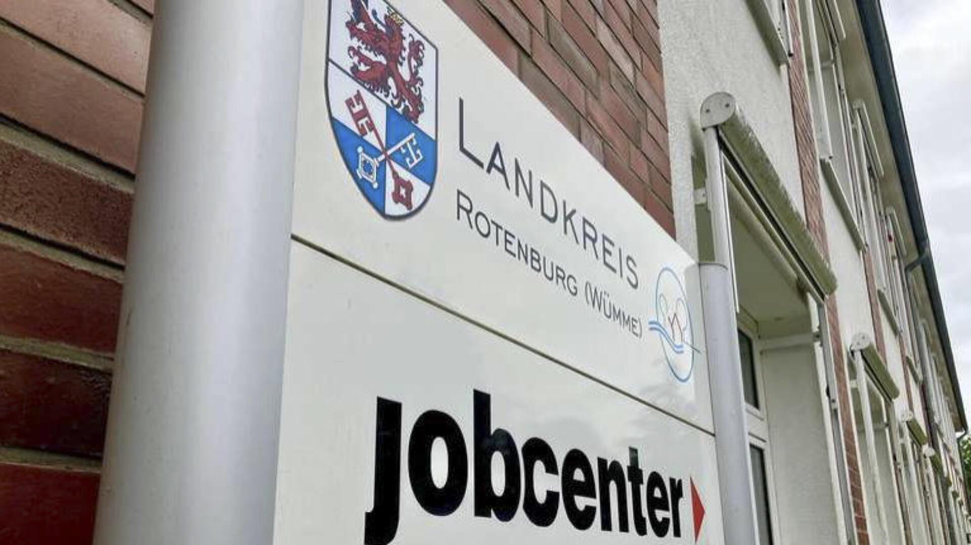 Im Jobcenter des Landkreises steht eine Umstrukturierung an, die Mitarbeiterinnen und Mitarbeiter sollen mehr Angebote direkt vor Ort anbieten. 