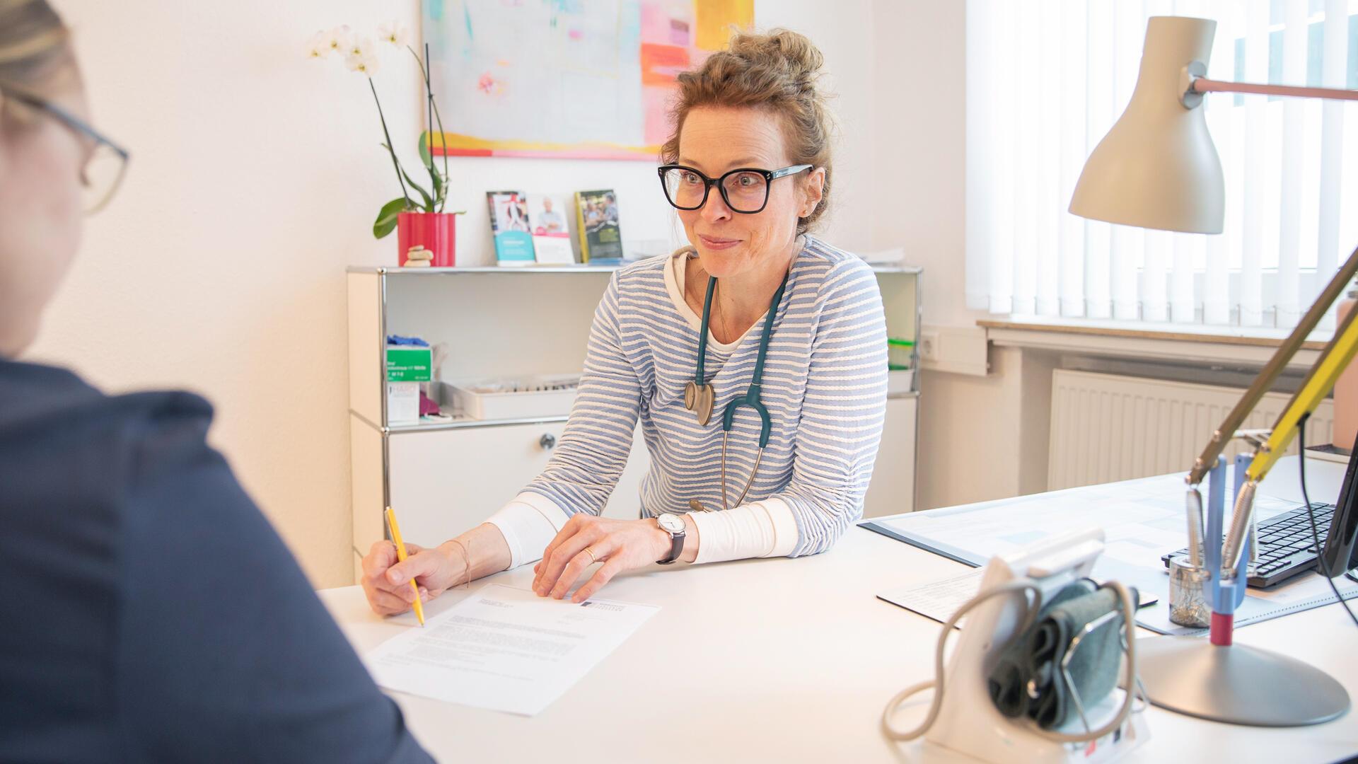 Im Kampf gegen Angst und Ansteckung: Infektiologin Dr. Birthe Steiner berät in Bremerhaven zur HIV-Prophylaxe – auch nach der Messerattacke in Hamburg (Szene gestellt). 