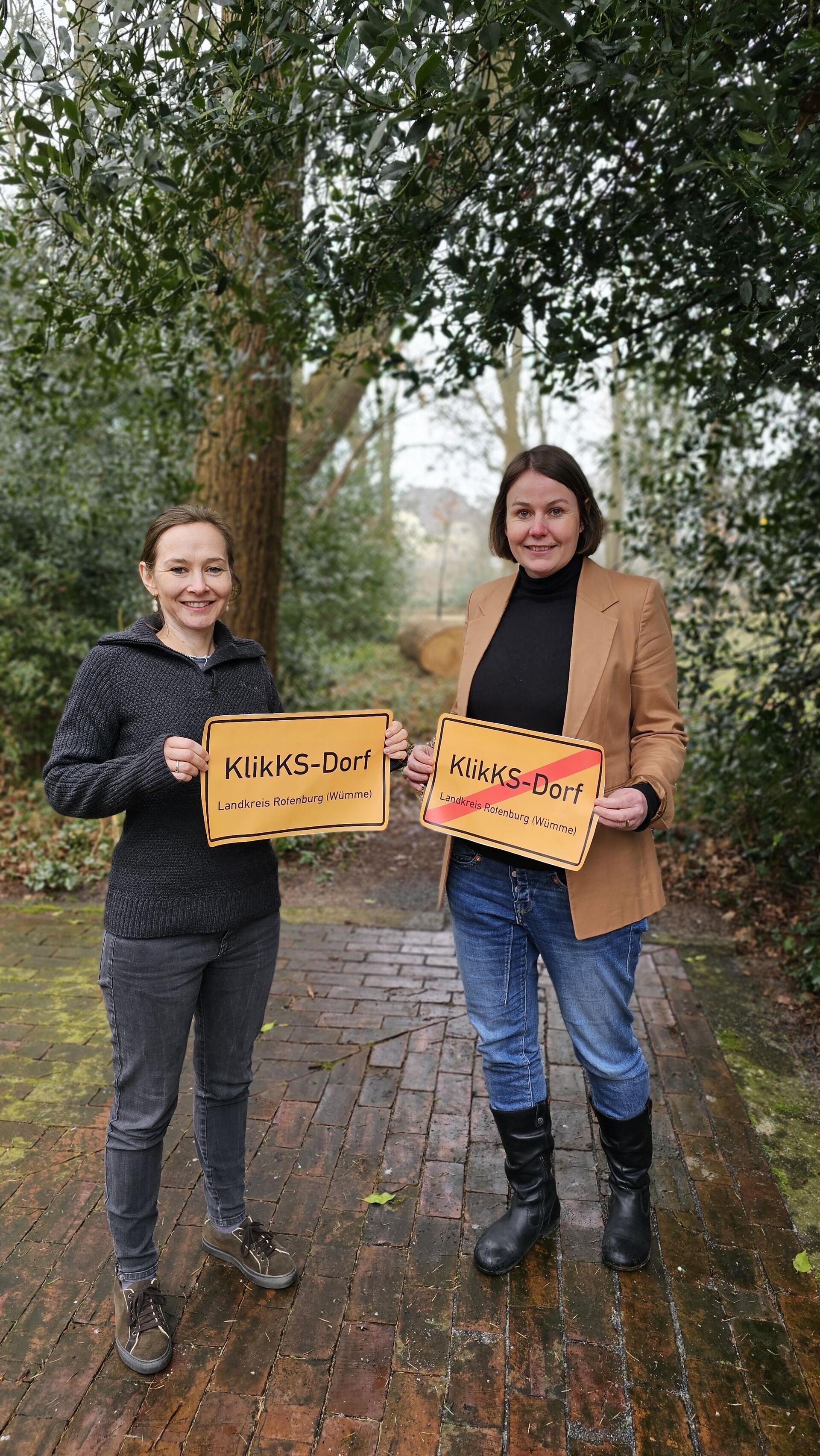 Im  „KlikKS“-Dorf wird Klimaschutz ganz groß geschrieben, darüber freuen sich (von links) Aimara Bauer und Dr. Meike Düspohl.