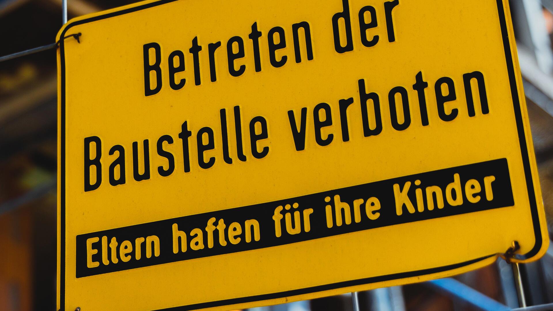Im Kreis Rotenburg soll es schon bald mehr Baustellenschilder geben, fordert die IG BAU.