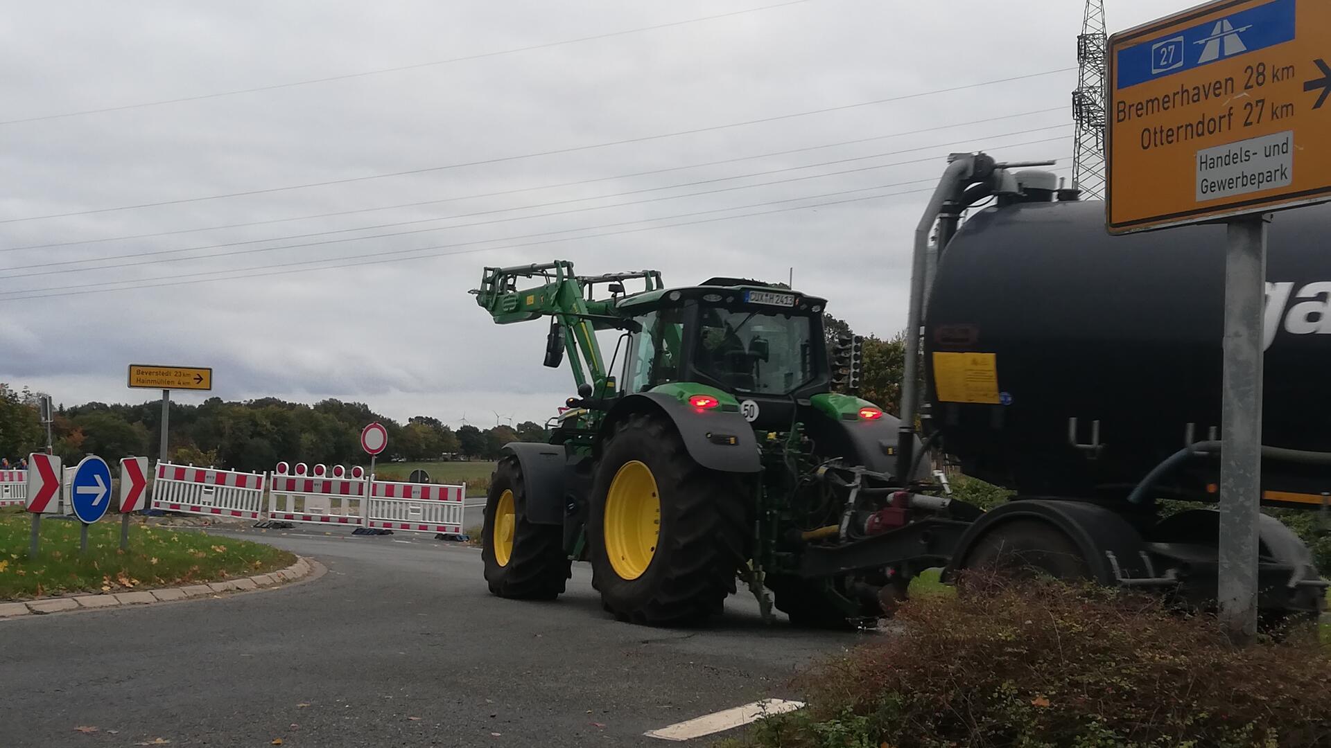 Trecker fährt in einen Kreisel, in dem die Ausfahrt gesperrt ist.