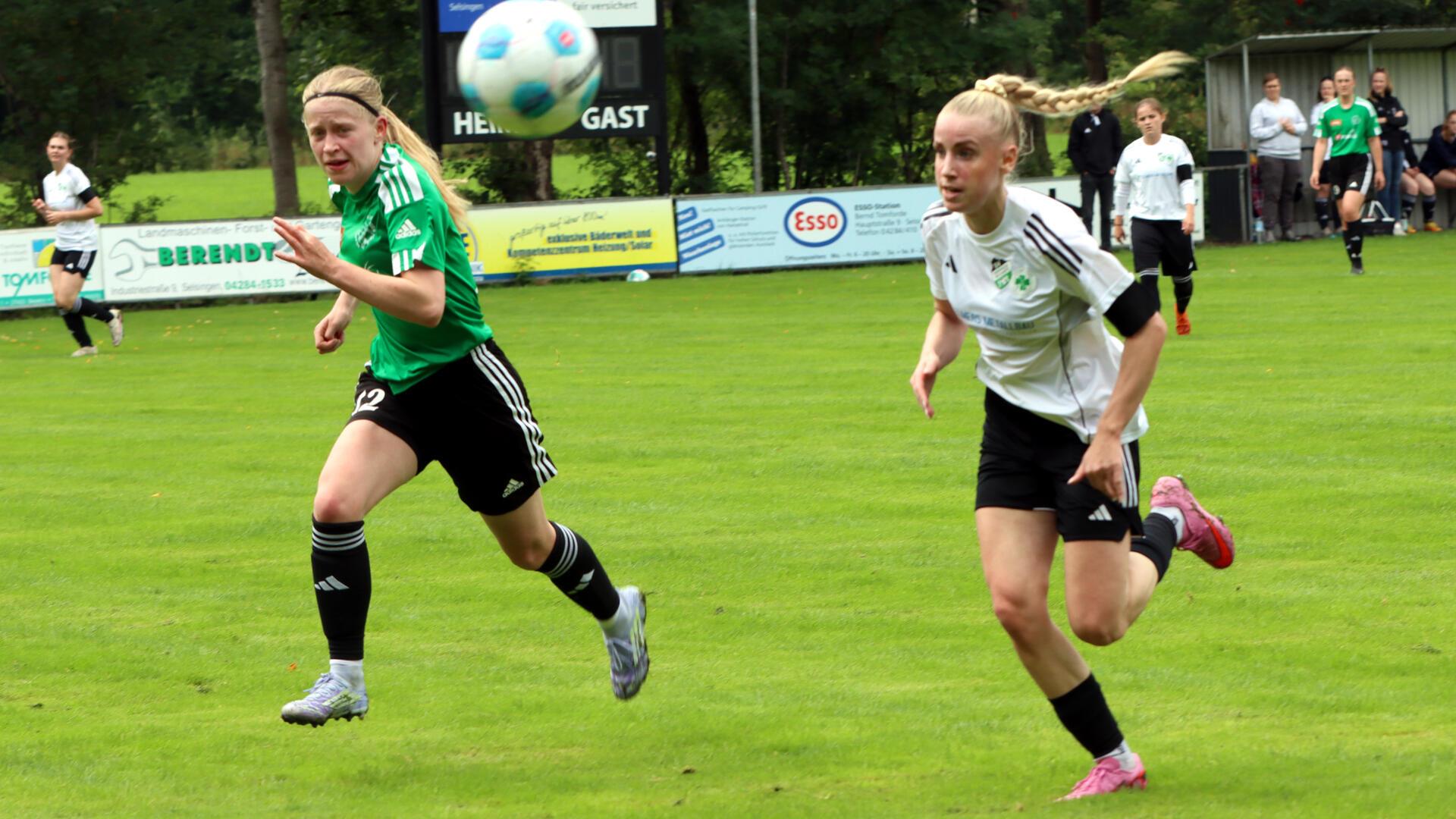 Im Laufduell: Marlena Gerdes (links) gegen die Torschützin zum 2:0, Lara Rook.