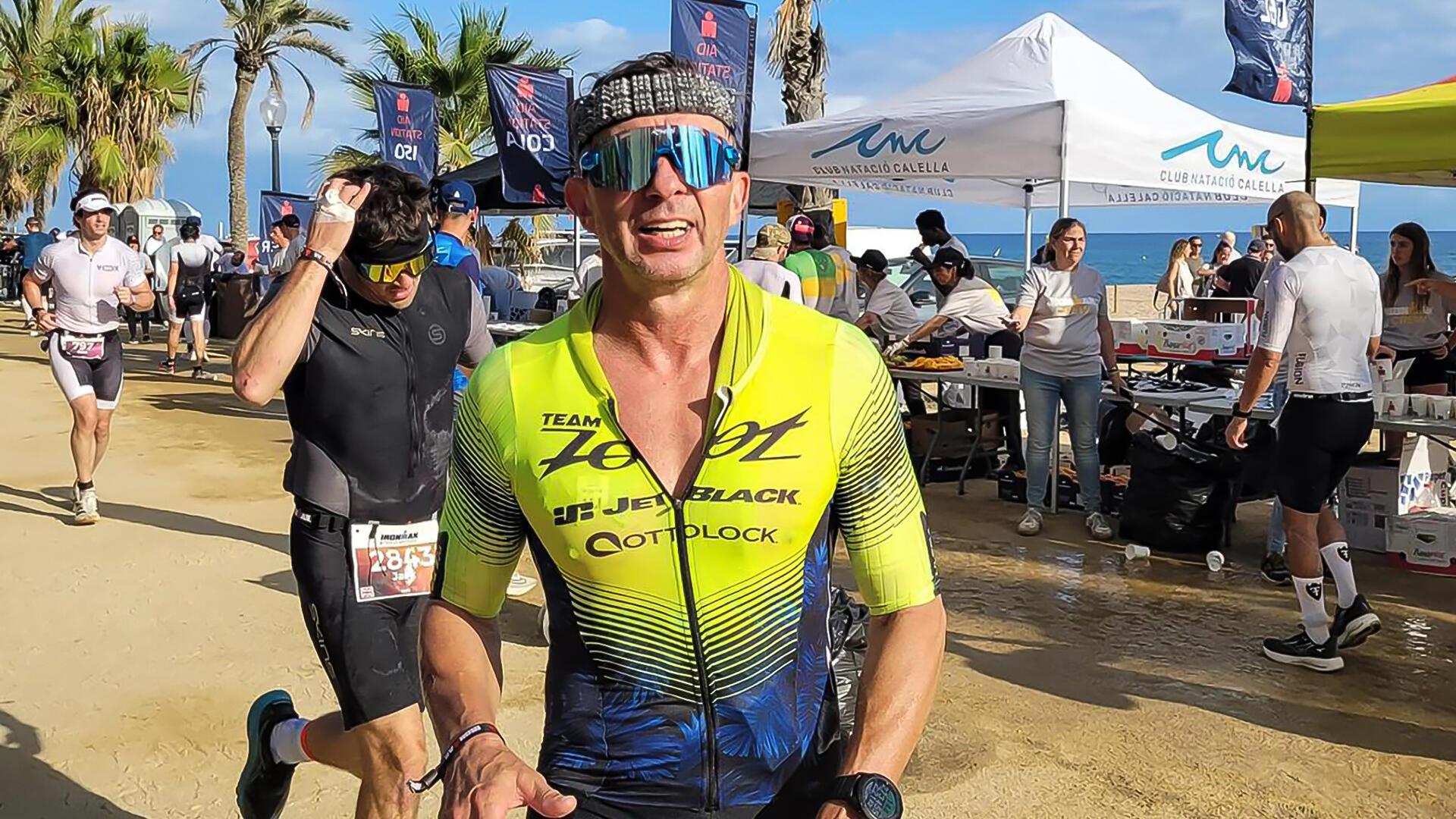 Im Laufe des Ironmans steigt die Temperatur in Barcelona auf bis zu 28 Grad an. Logisch, dass Matthias Berulla auf die Getränkestation zuläuft, um sich zu erfrischen.