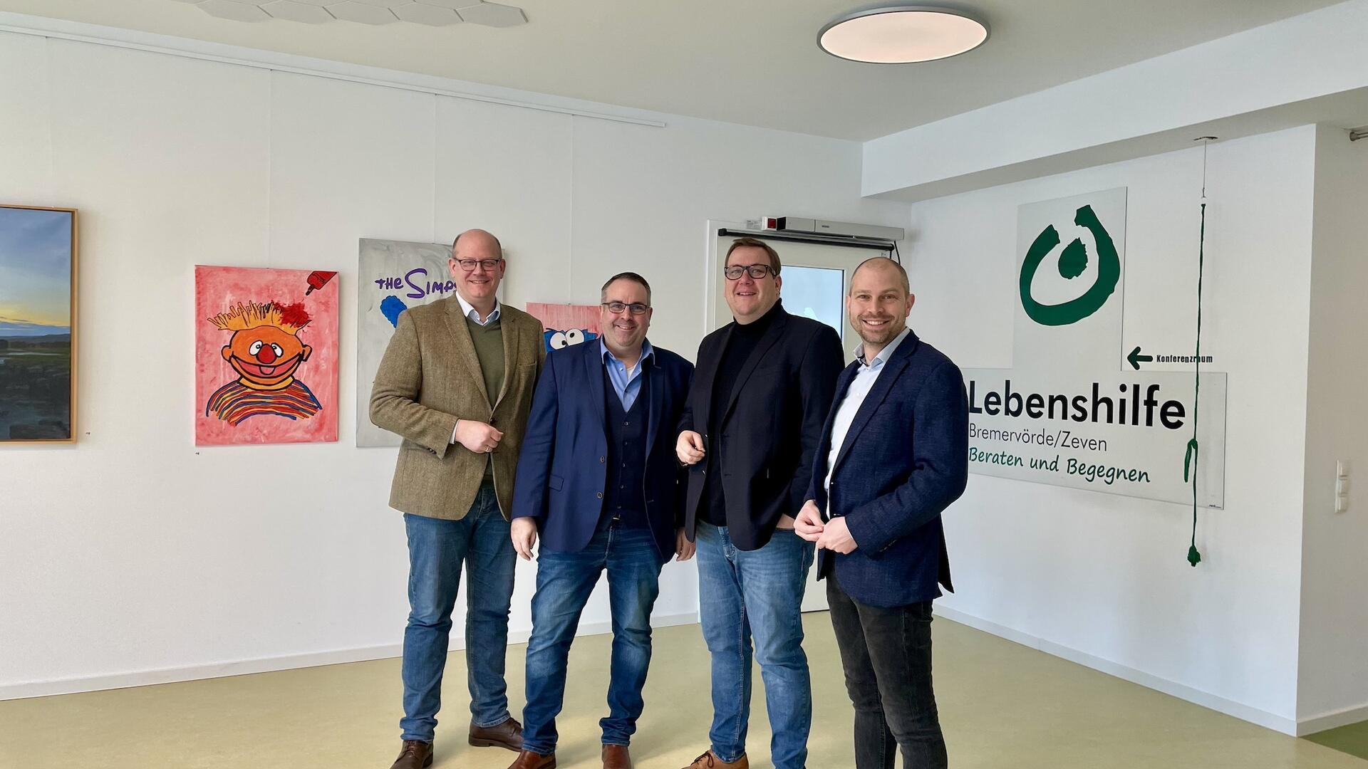Im Lebenshilfe-Gebäude Zeven haben 24 Menschen mit Unterstützungsbedarf ihr Zuhause. Wie ihr Alltag aussieht, darüber haben sich die Abgeordneten Marco Mohrmann, Jan Bauer (von links) und Eike Holsten (rechts) informiert. Eingeladen hatte sie dazu Lebenshilfe-Geschäftsführer Volker Wahlers (Zweiter von rechts), der ein „Herbstgespräch“ der Abgeordneten zum Thema Pflege besucht hatte und daran anknüpfen wollte.