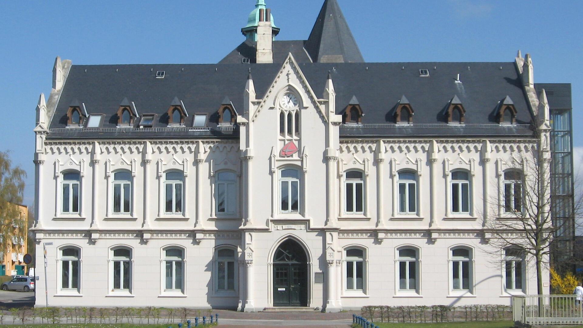 Weiße Hausfassade im neugotischen Stil. 