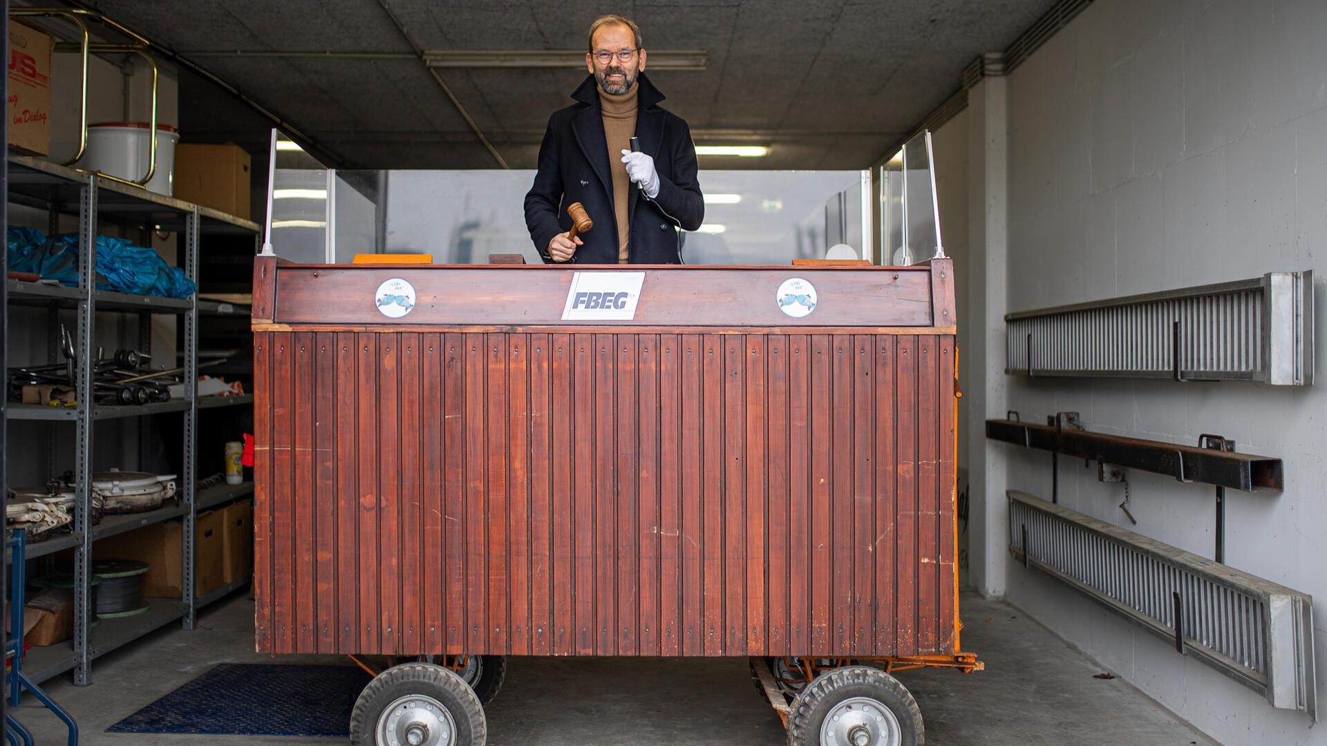 Auktionator Sebastian Gregorius in der originalen Kanzel der Fischauktion. 