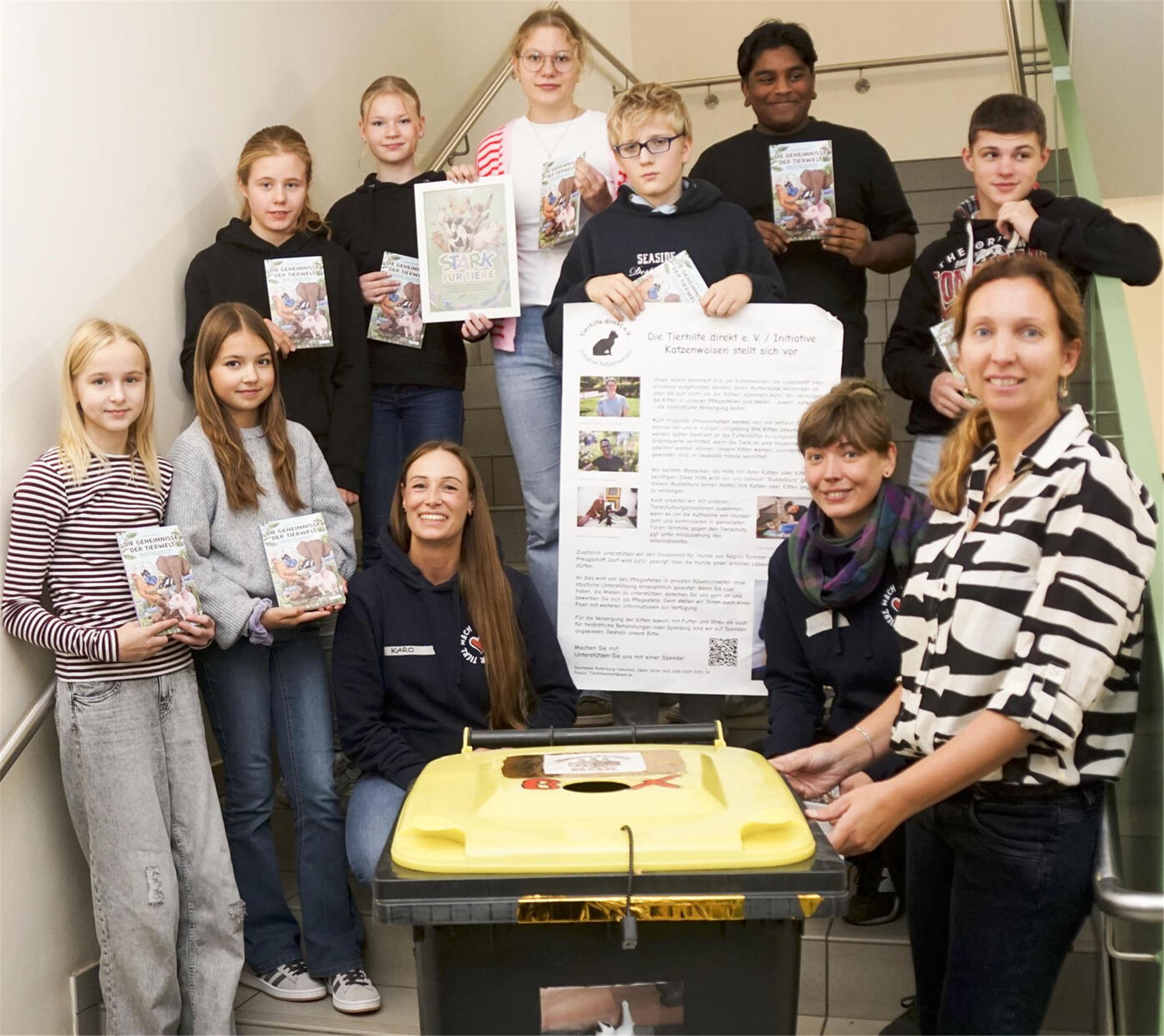 Im Rahmen der Projektwoche haben einige Siebtklässler gemeinsam mit ihrer Lehrerin Bettina Paquet (rechts) eine alte Mülltonne dekoriert und als Pfandsammelflaschentonne in der Schule aufgestellt. Das Pfandgeld haben sie Katzenfutter investiert und an die „Initiative Katzenwaisen“ gespendet. Für ihre kreative Tierschutzaktion wurden die Realschüler von PETAkids ausgezeichnet worden. 