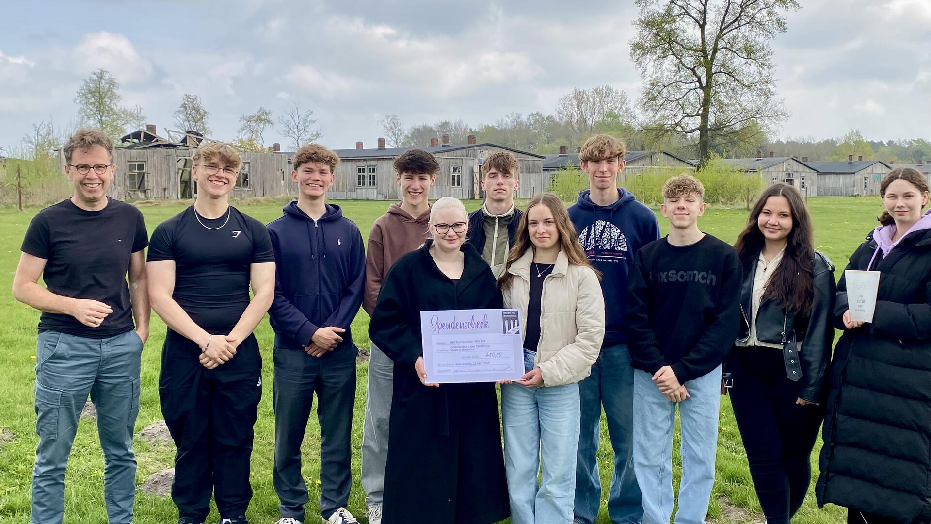 Im Rahmen des Gedenkmarsches „Steps to remember“ übergaben die Schülerinnen und Schüler einen offiziell gesammelten Spendenscheck an das Team der Gedenkstätte. Unser Foto zeigt Michael Freitag-Parey (links) mit den Schülerinnen und Schülern der FOS Wirtschaft Klasse 12.