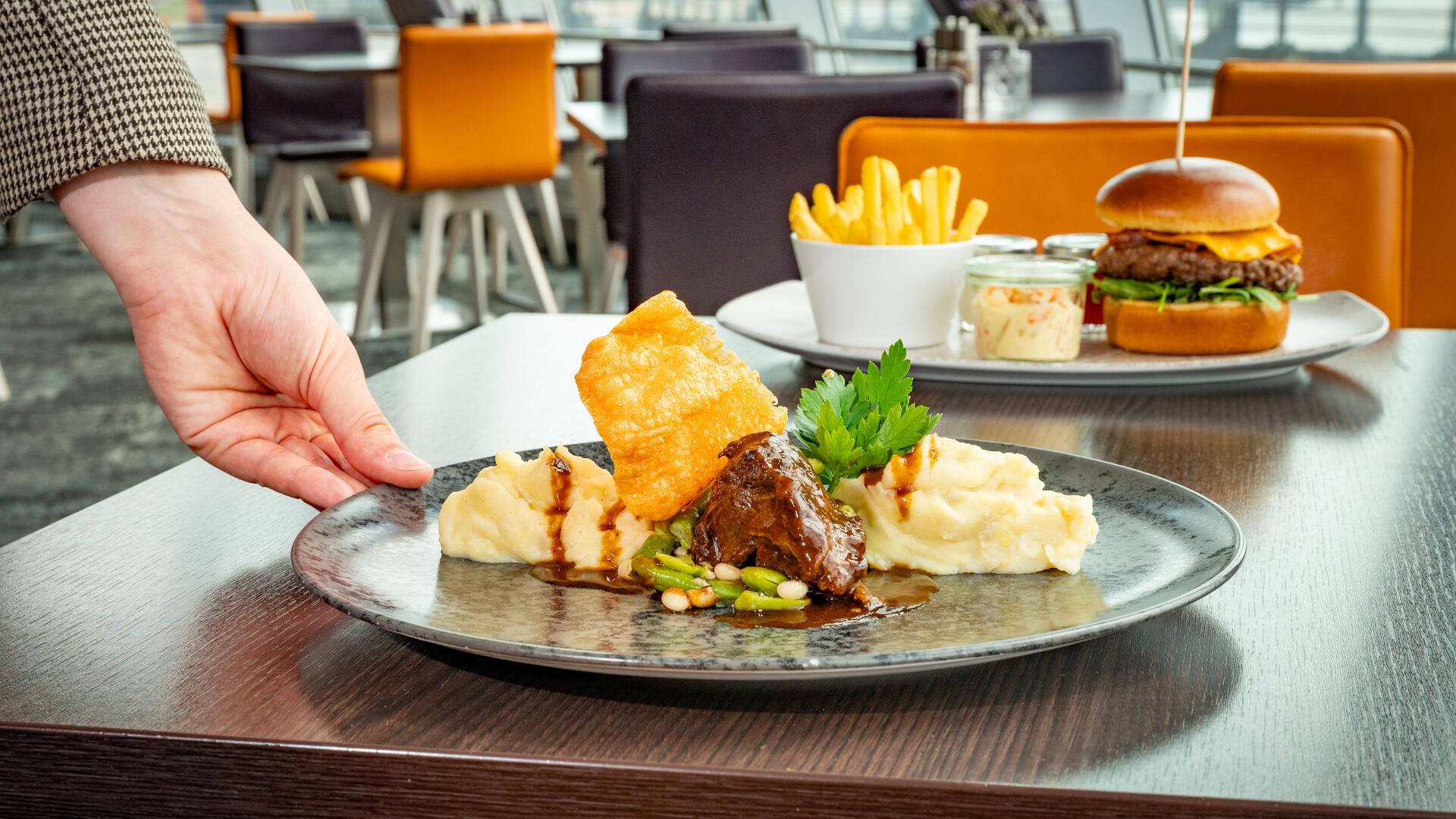 Im Restaurant "Strom" des Sail City Hotels gibt es Ochsenbacke und Hamburger.