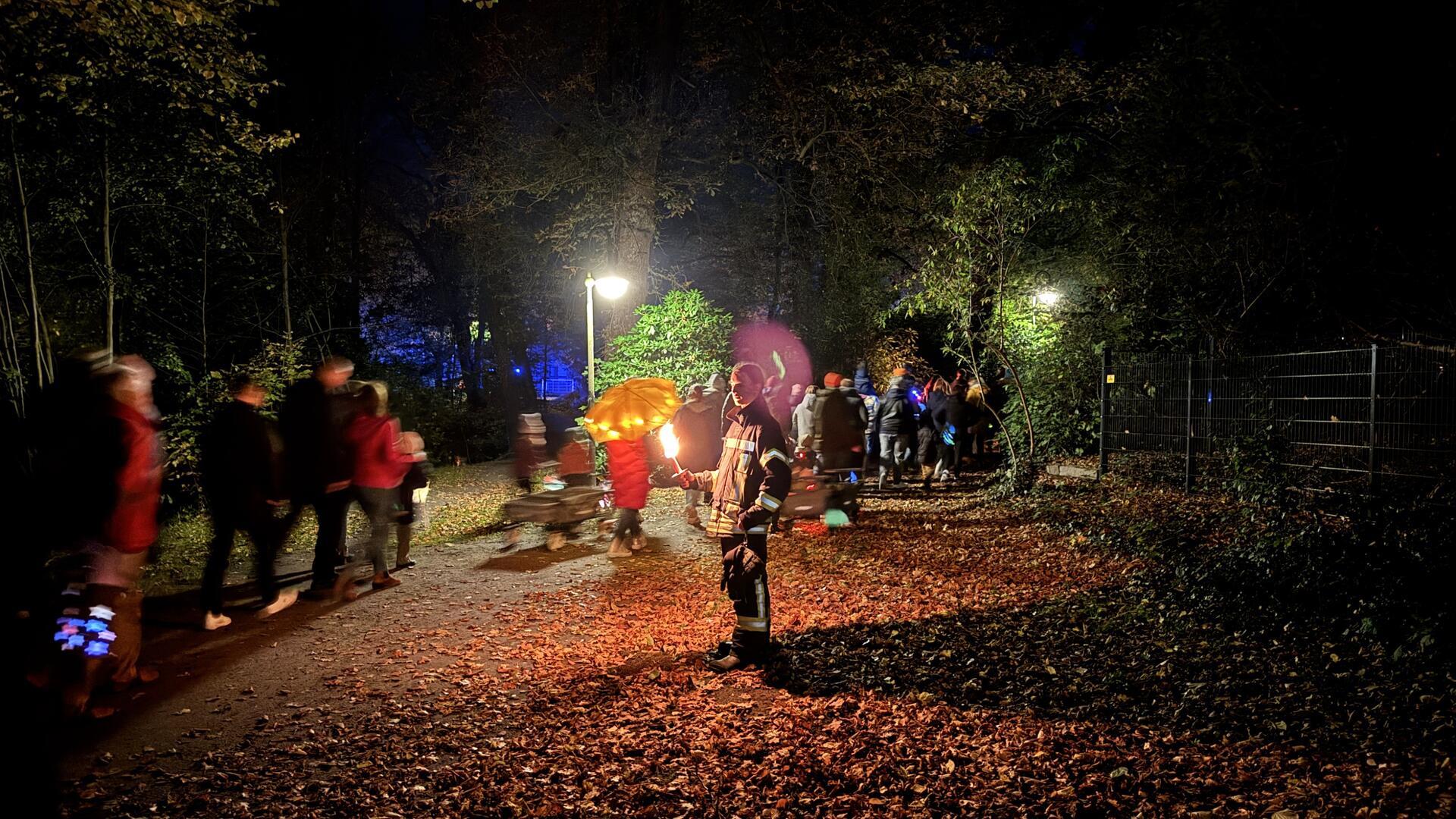 Zevens Laternenzauber trotzt Herbstwind – ein Fest der Lichter Feuerwehrmann mit Fackel