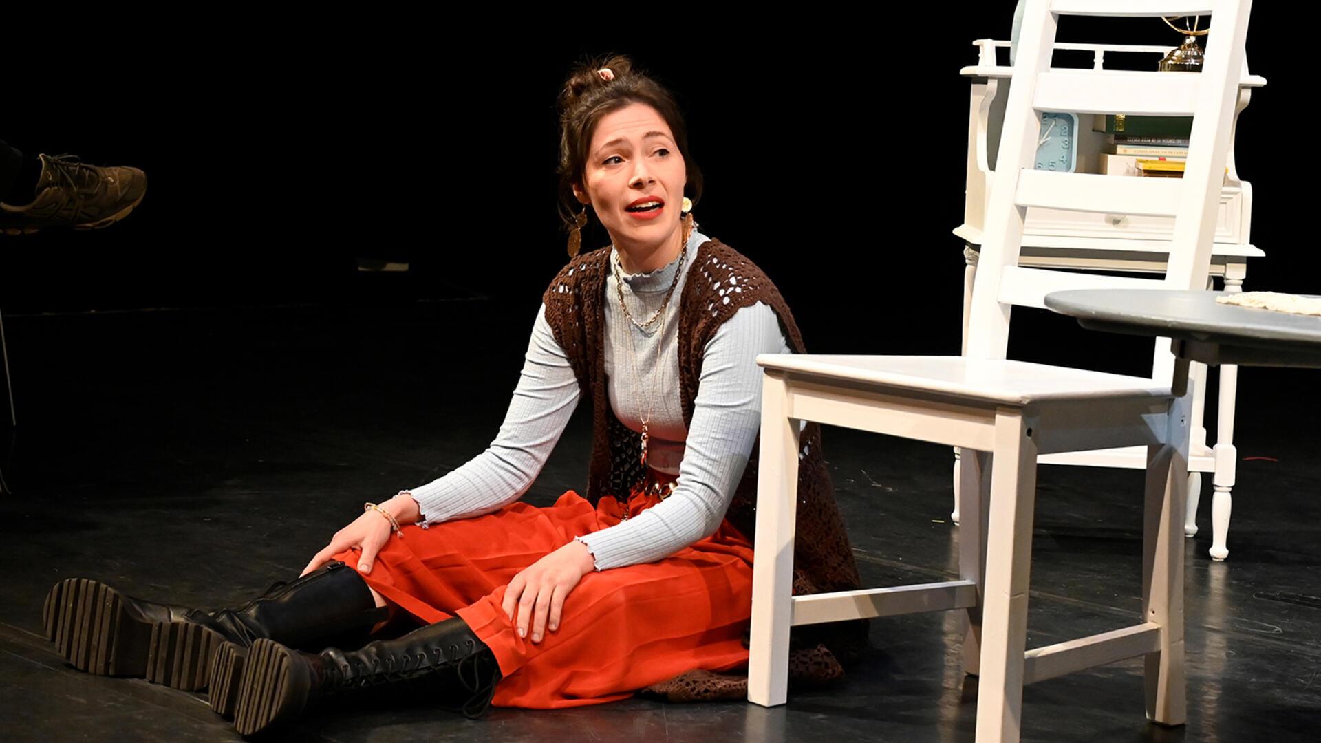 Im Solo-Stück „All das Schöne“ spielt Meike Hoßbach eine junge Frau, die all die schönen Dinge festhält, die das Leben lebenswert machen.