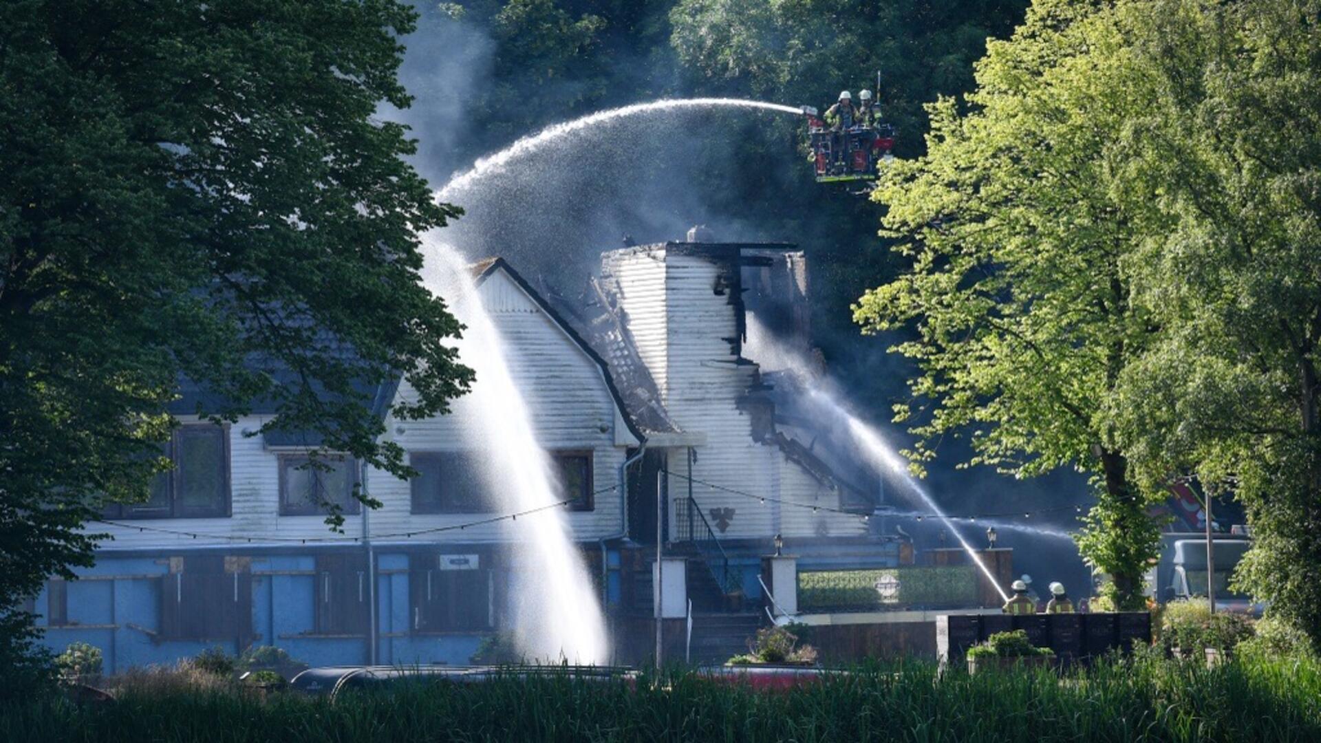 Im Speckenbütteler Bootshaus brennt es seit 6 Uhr: Die Feuerwehr ist vor Ort.