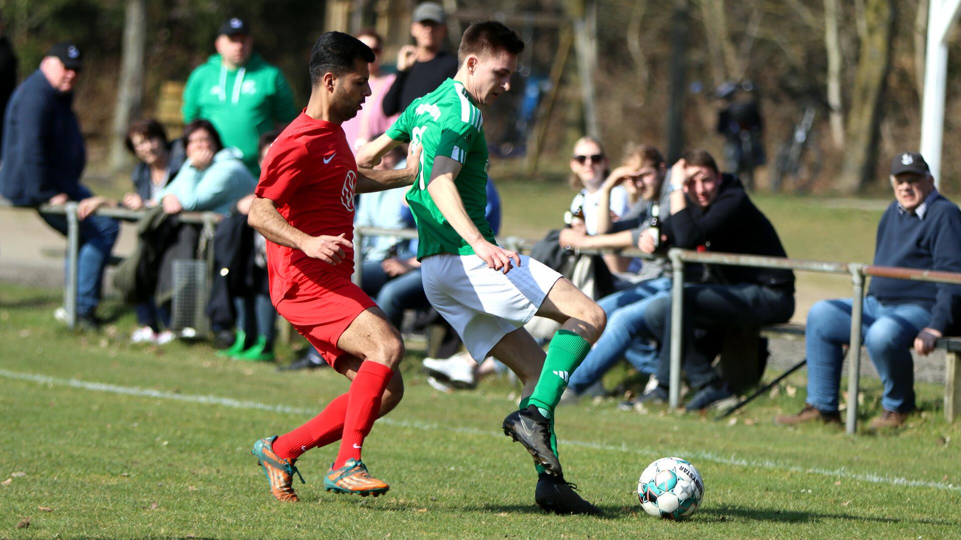 Im Spitzenspiel der Bezirksliga-Reserven setzte sich das Team um SV-Offensivspieler Rayk Hess (rechts im Bild) mit 4:0 gegen Tabellenführer Bremervörder SC II durch.