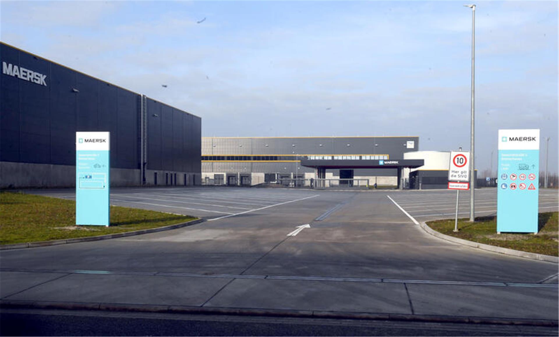 Zufahrtsstraße zu Lagerhallen.