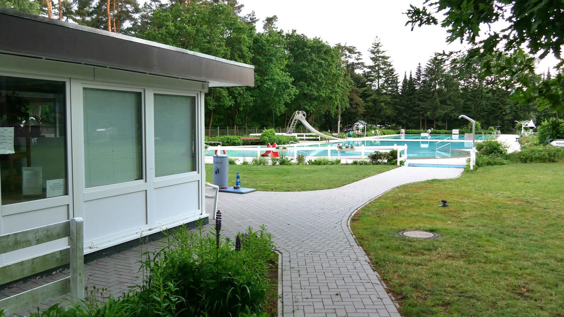 Im Ummelbad ist alles fertig. Selbst das Wasser ist schon in den Becken. Am 14. Juni soll dort endlich die Badesaison starten.