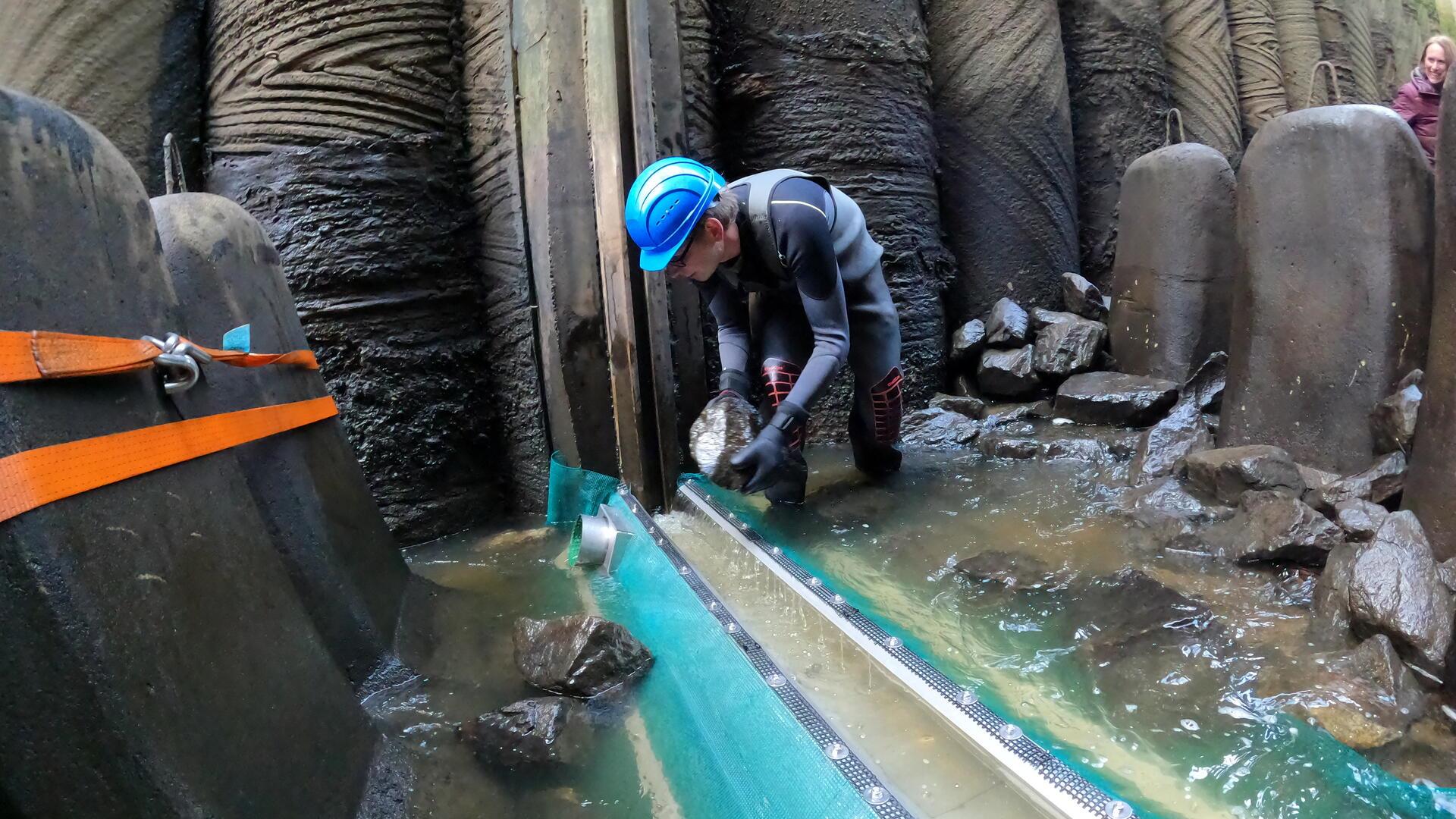 Im Weserwehr bei Fischtreppe: Installation einer Krabbenfalle