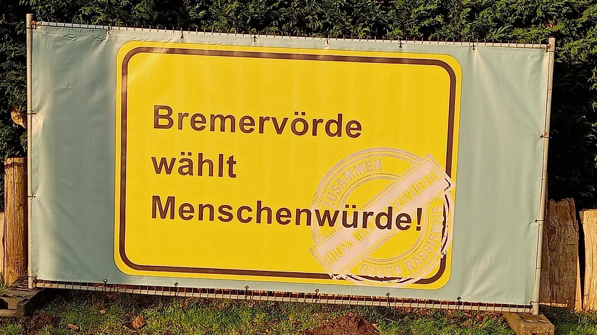 Im gesamten Stadtgebiet haben engagierte Mitstreiter des Bündnisses die Banner mit dem Slogan "Bremervörde wählt Menschenwürde" aufgestellt.
