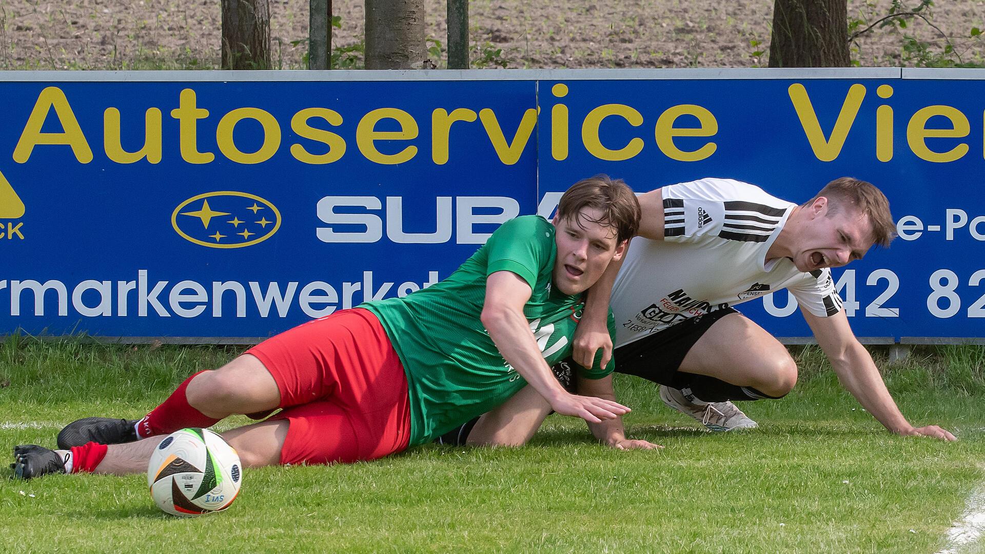 Im letzten Spiel der Saison wurde nochmals um jeden Millimeter - in dieser Szene wird Sönke Hauschild (rechts) unsanft gestoppt - gekämpft. Das bessere Ende war aufseiten der Gäste, die am Ende verdient mit 2:0 gewannen.