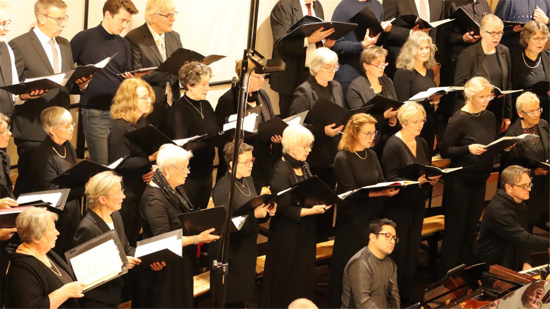 Ein Chor steht und singt. 
