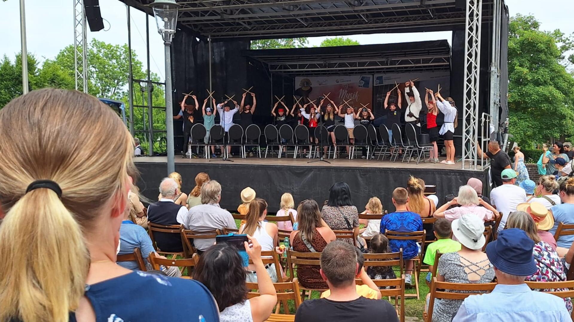 Stefan Koppetsch und seine „Piraten“ von der Oberschule Bederkesa ließen den „Fluch der Karibik“ lautstark aufs begeisterte Publikum herabregnen.