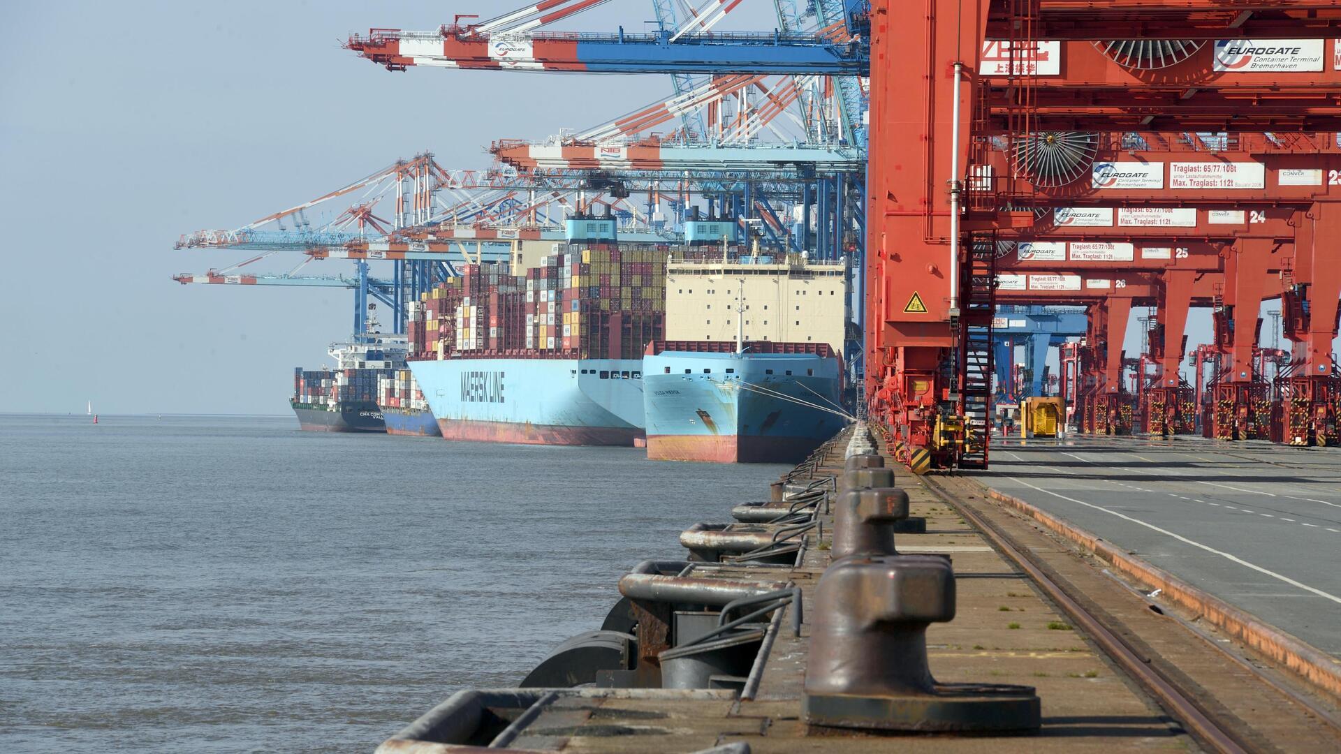 Containerbrücken und Schiffe.
