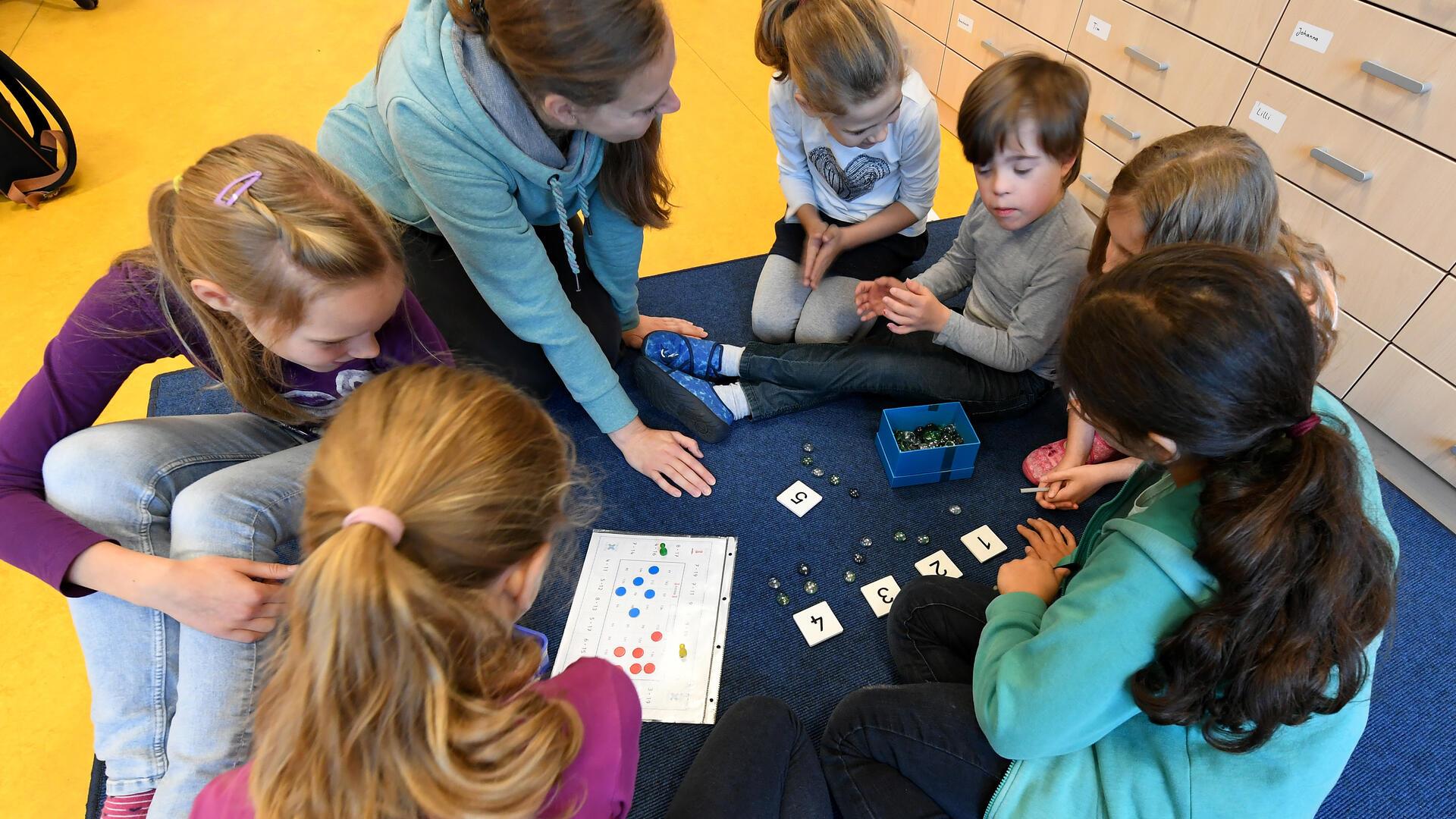 Immer mehr Schüler brauchen im Unterricht Hilfe. Auch, weil die Förderschulen für lernschwache Kinder aufgelöst wurden.