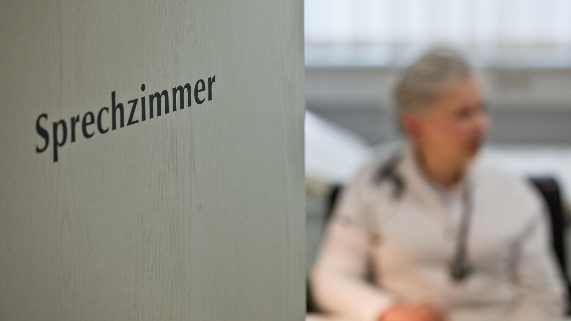 Tür auf der das Wort Sprechzimmer steht.