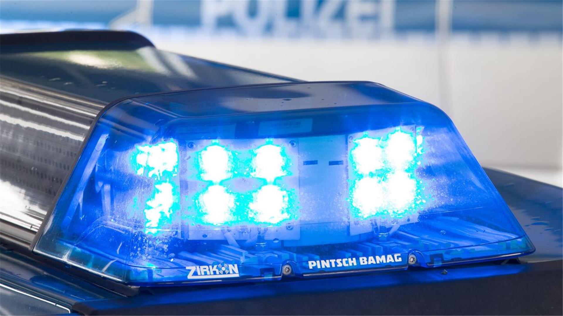 Ein Blaulicht leuchtet auf dem Dach eines Polizeiwagens.