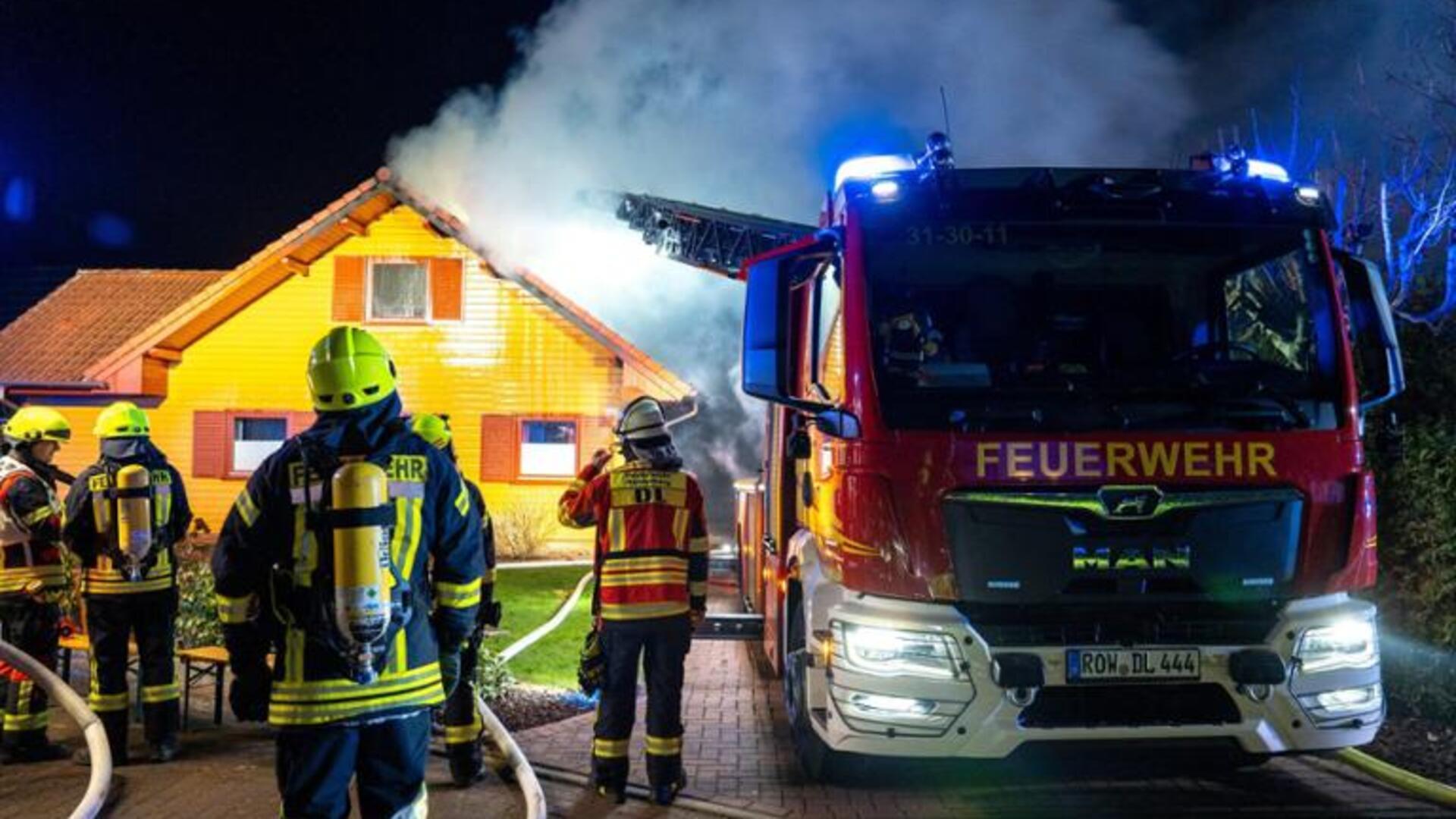 In Brand geraten ist dieses Sottrumer Einfamilienhaus in der Silvesternacht. 120 Einsatzkräfte sind vor Ort, um den Brand in den Griff zu bekommen.