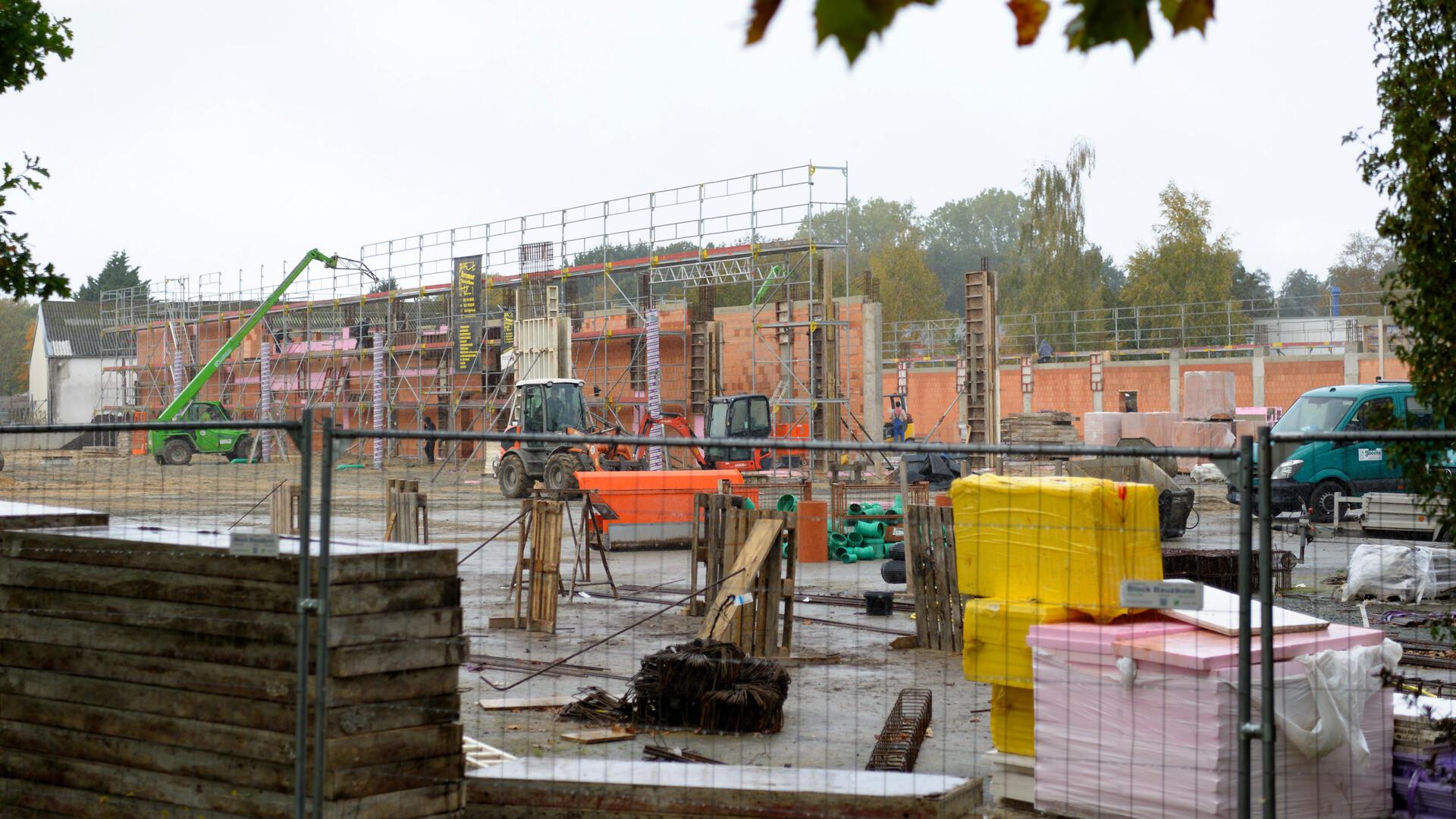 Foto zu weltweit zweitgrößter Discounter kommt nach Bremerhaven: Eine Baustelle mit Absperrungen.