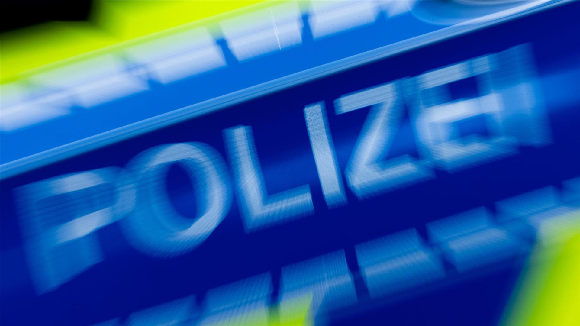 Ein Einsatzwagen der Polizei. Die Polizei ermittelt im Fall eines Einbruchs, bei dem der Täter an den Wohnungsschlüssel gelangt war und so in die Wohnung gelangte.