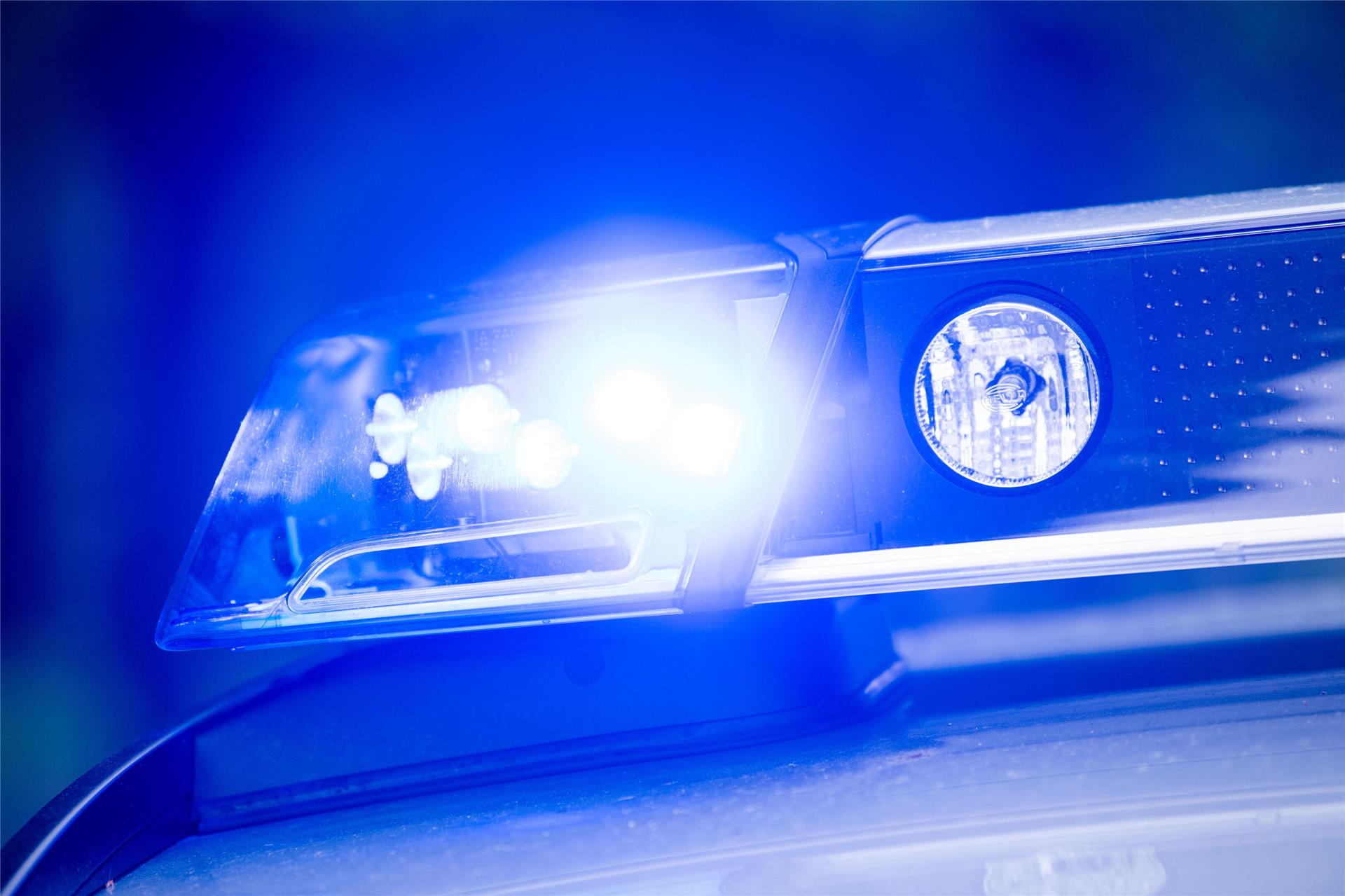 Blaulicht eines Polizeiautos. In Bremerhaven-Mitte verursachte eine alkoholisierte 19-Jährige mehrere Unfälle. Der beschädigte Mercedes wurde sichergestellt.