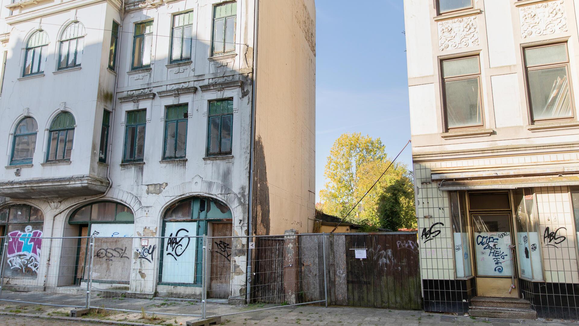 Absperrungen vor maroden Gebäuden. 