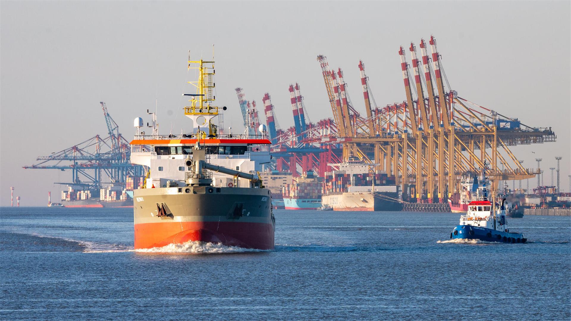 Schiff vor dem Containerterminal. 