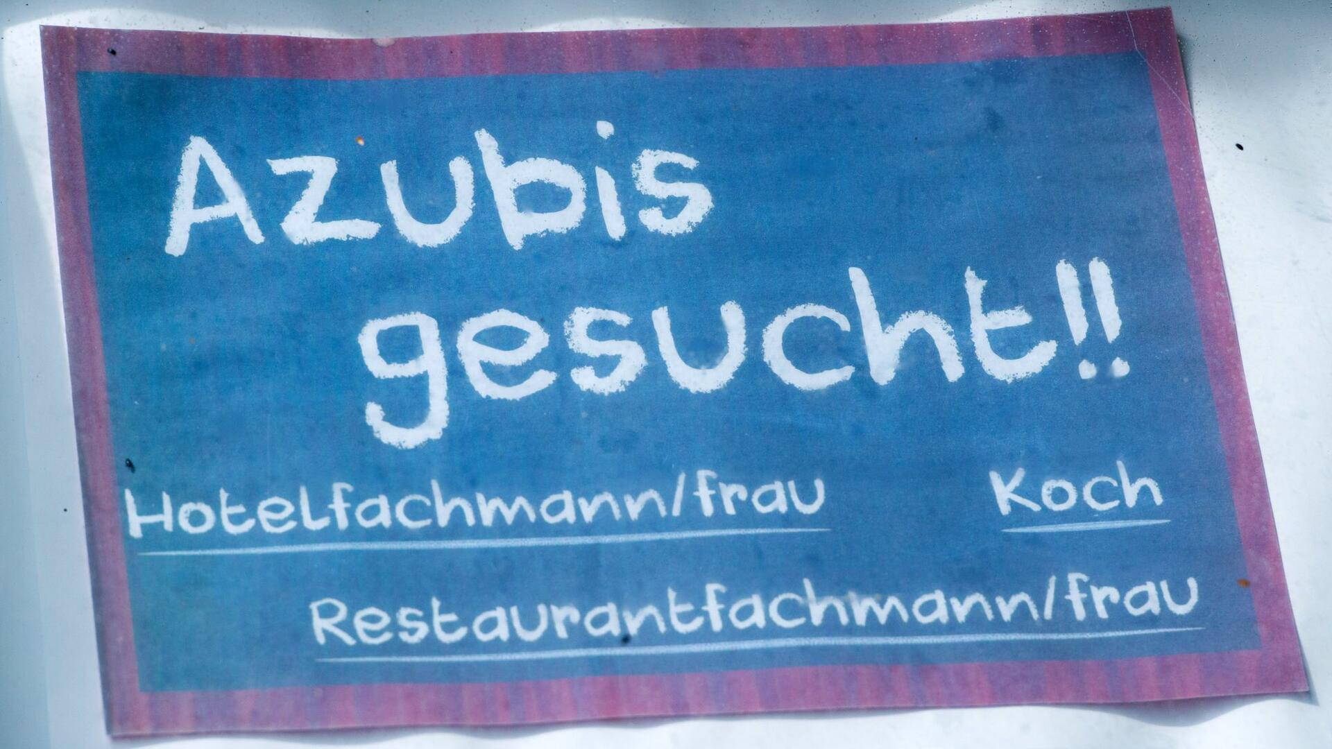 Ein Schild mit der Aufschrift: "Azubis gesucht". 