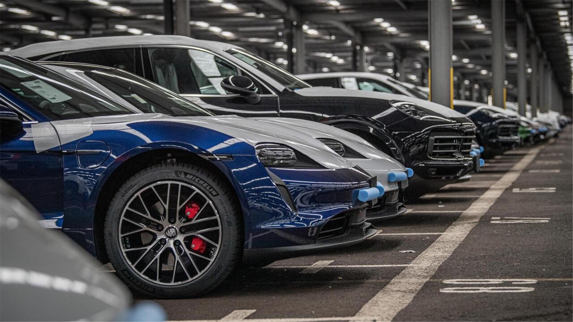 Porsche in Lagerhalle.