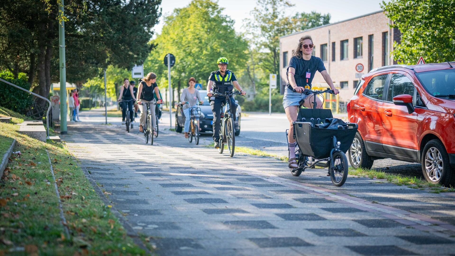Mehrere Fahrradfahrer fahren einen Fahrradweg entlang. Bremerhaven bietet auch in diesem Jahr wieder die Aktion Stadtradeln an. 