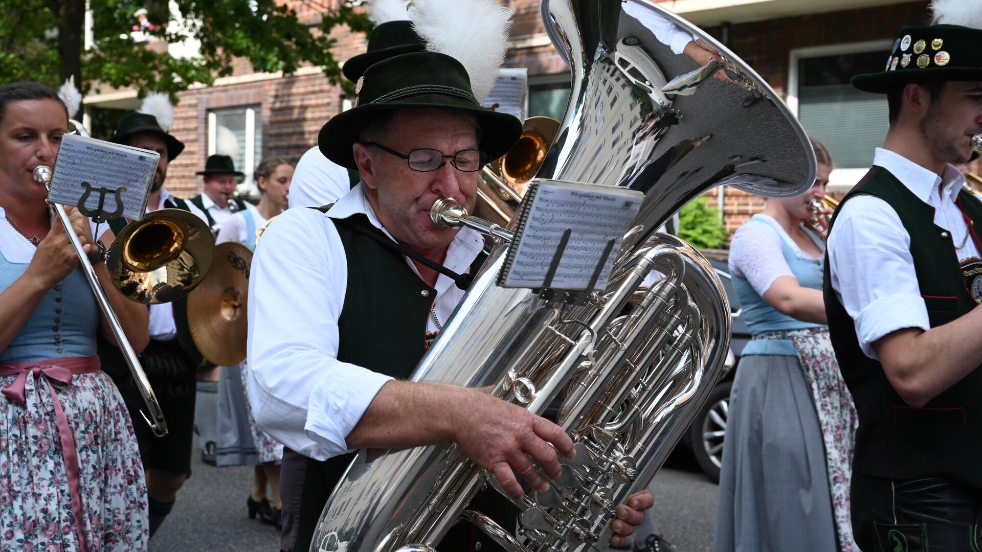 In Dirndl oder Lederhose sorgten die Musiker der Blaskapelle aus Unterdarching für traditionelle Klänge.