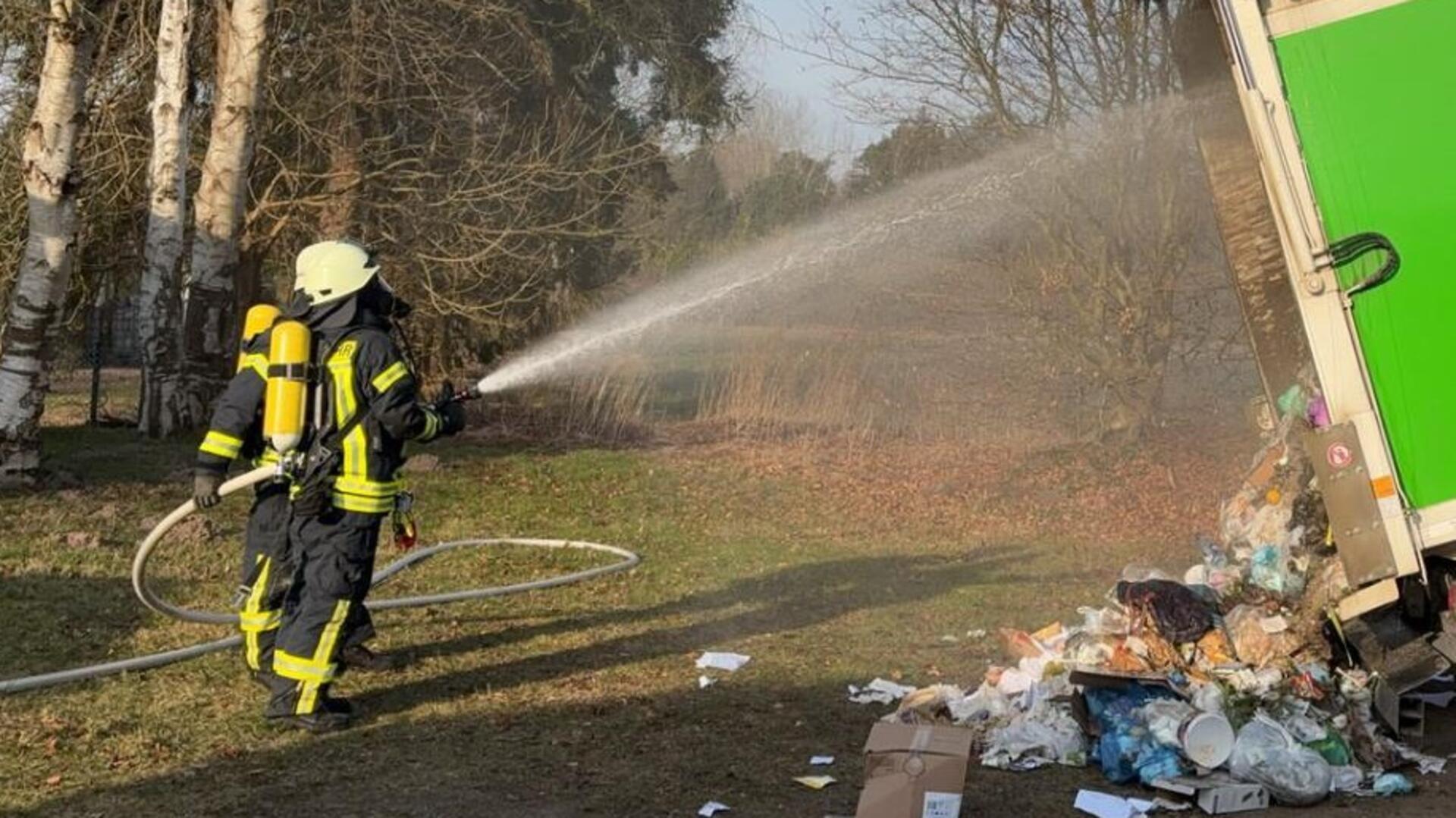 In Drangstedt hat am Donnerstag ein Wagen der Müllabfuhr gebrannt. 